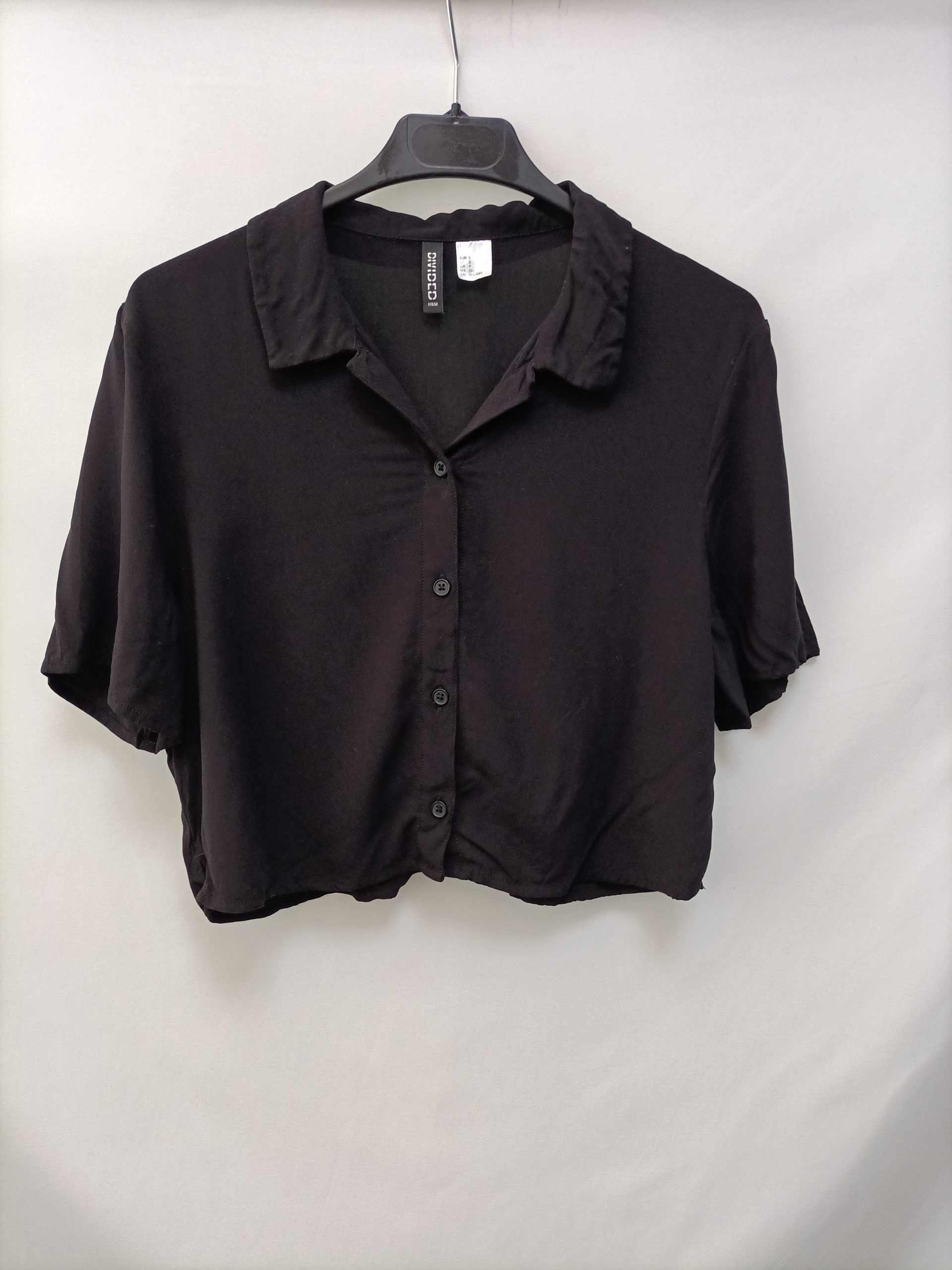 H&M. Blusa negra crop T.s