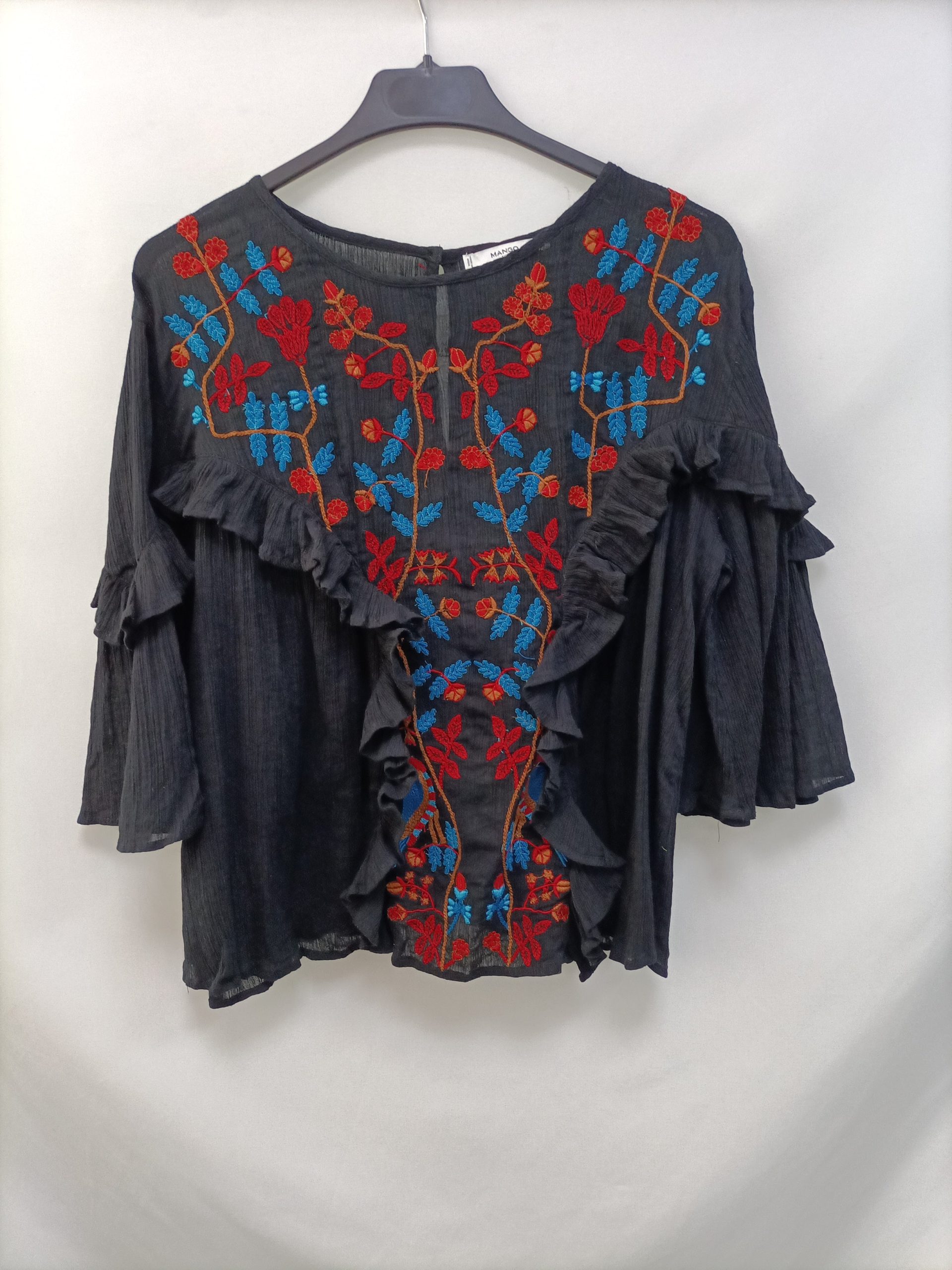 MANGO. Blusa bordada negra T.s
