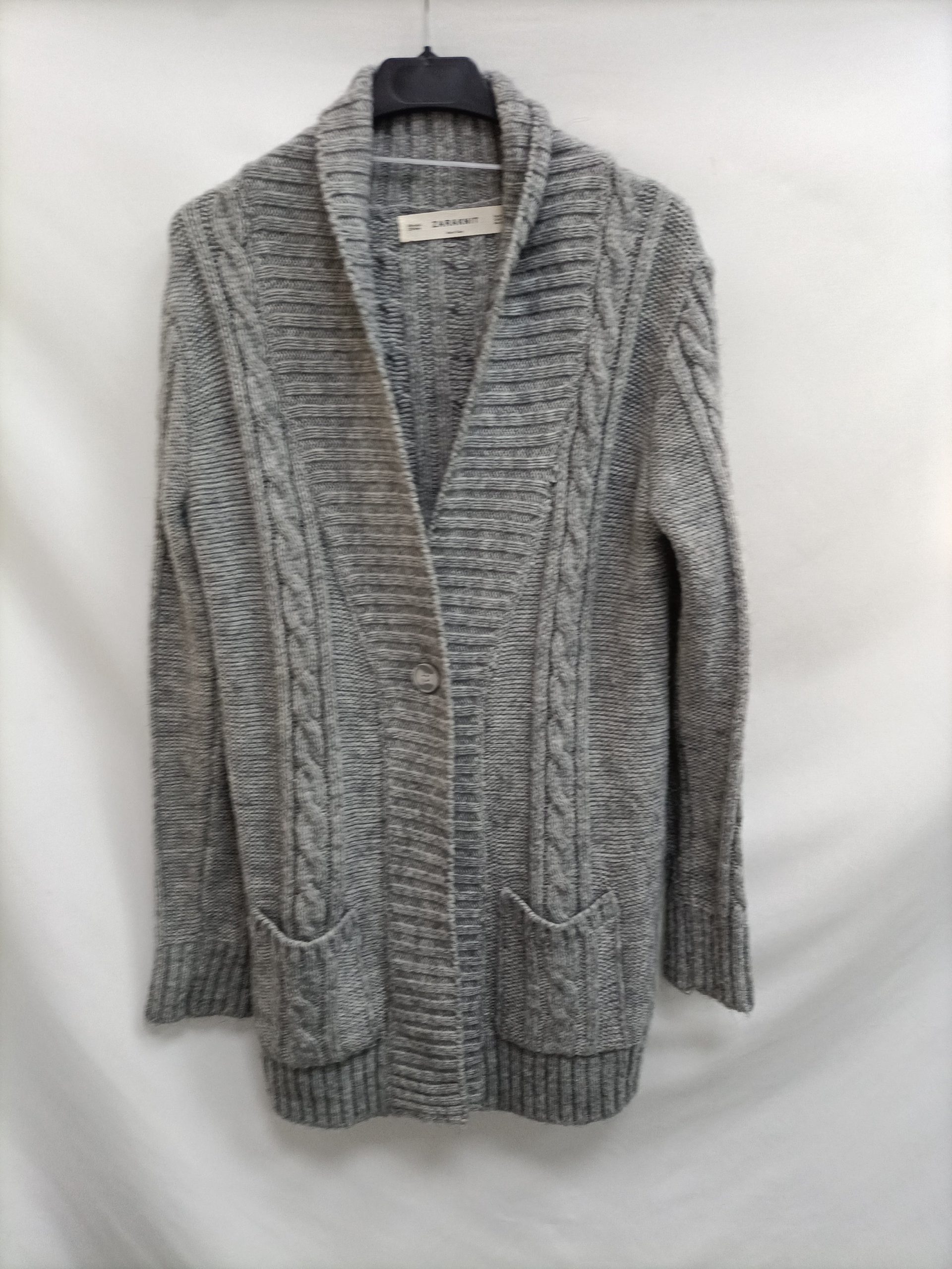 ZARA. Cárdigan gris T.m