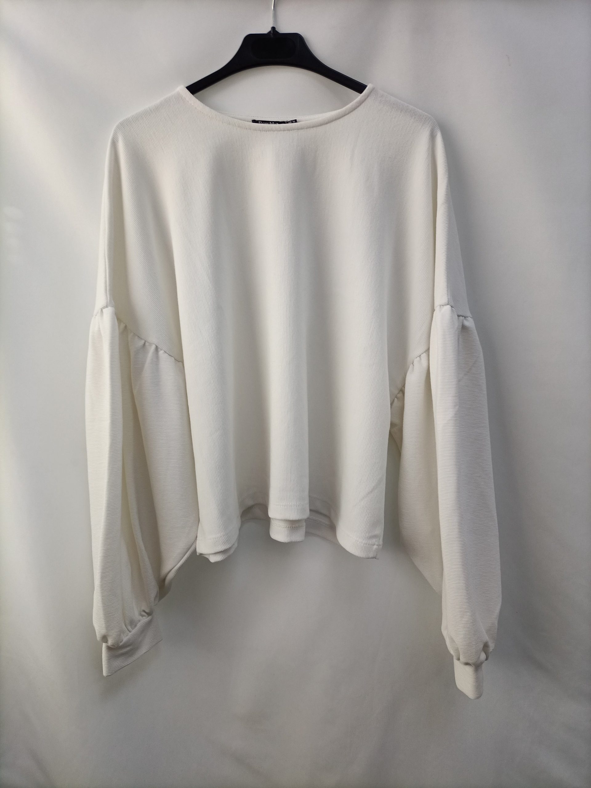 BERSHKA. Sudadera blanca canalé T.m