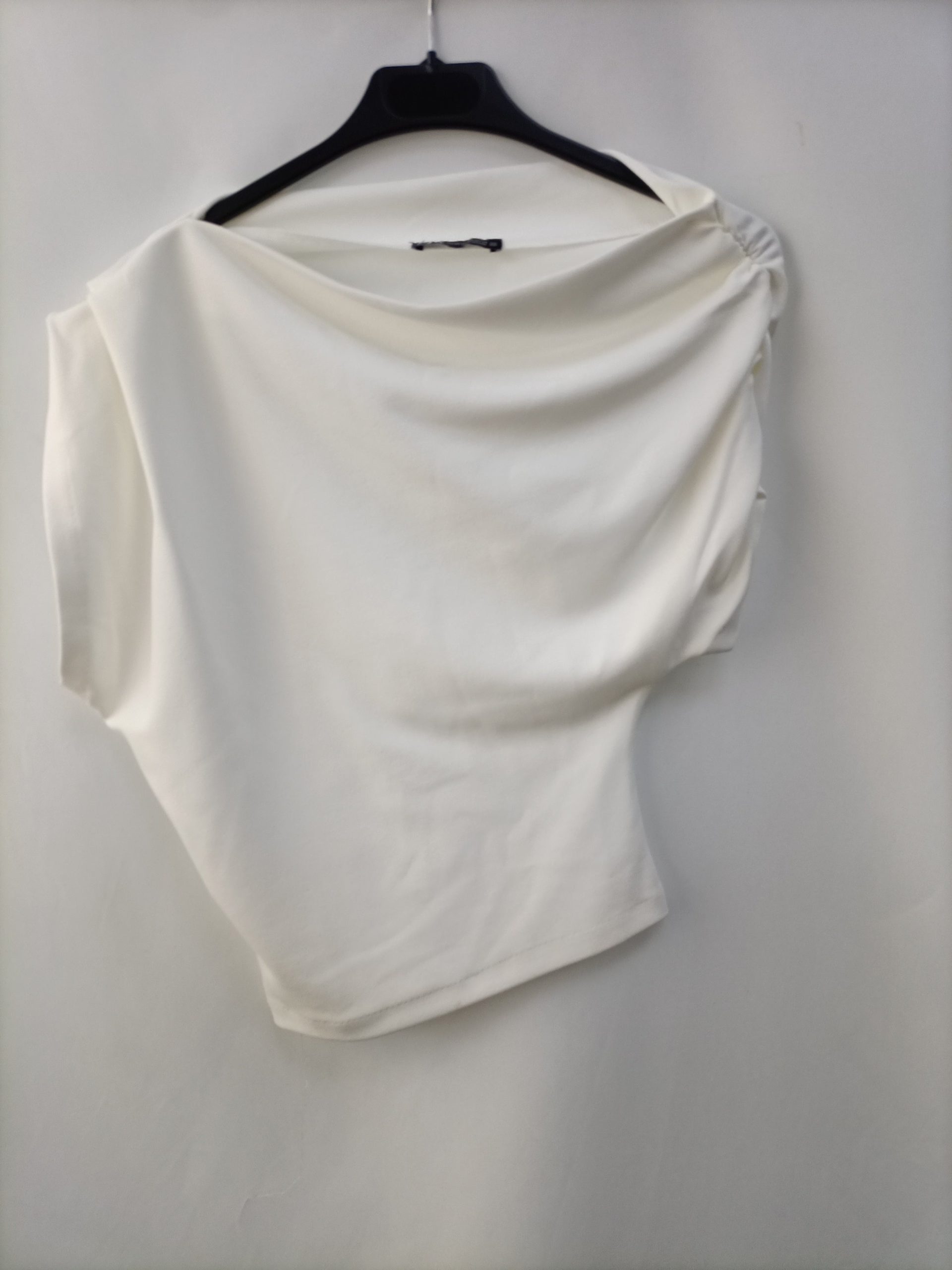 ZARA.Top blanco asimétrico T.XS