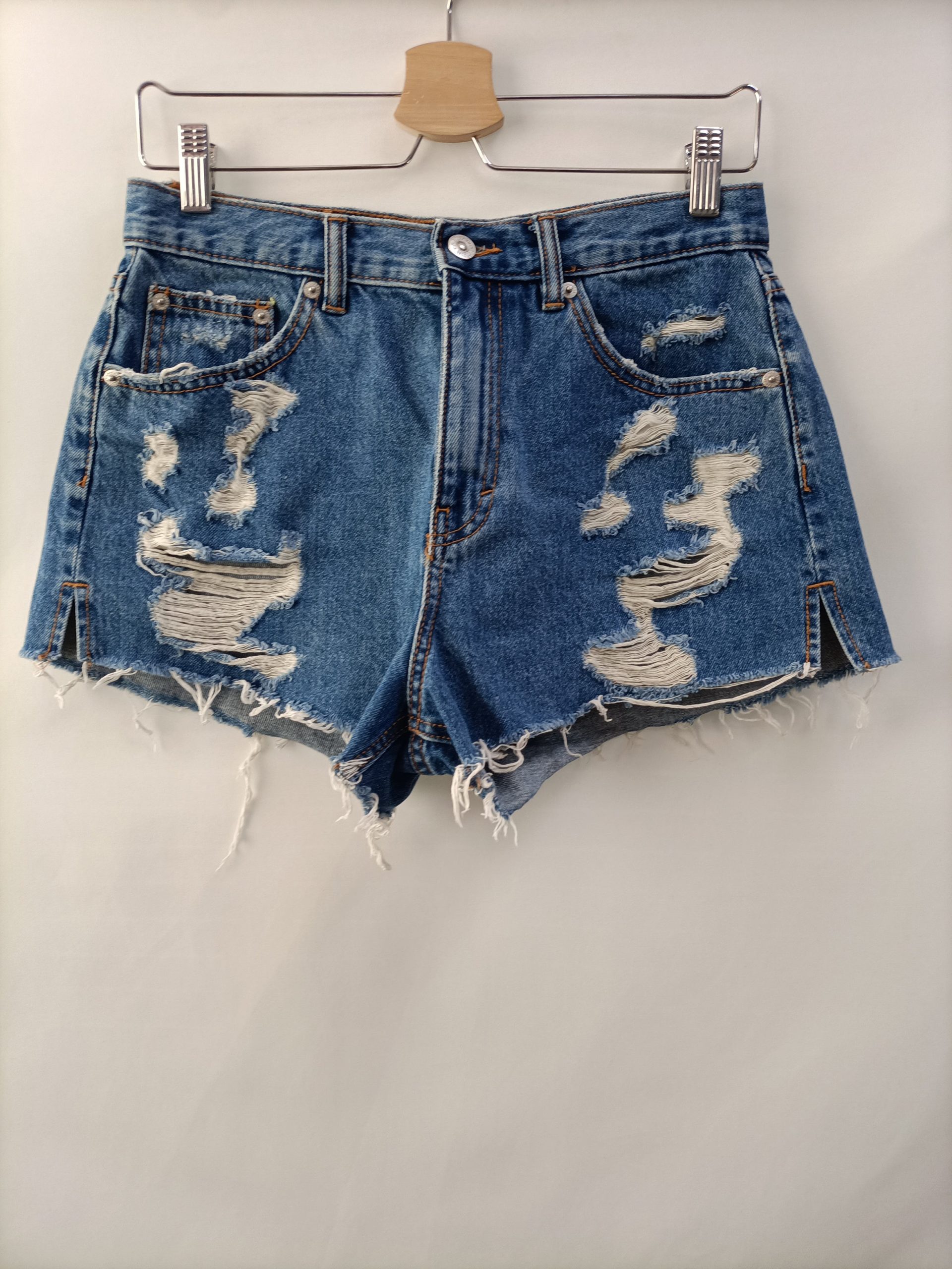 PULL&BEAR. Shorts denim rotos T.38