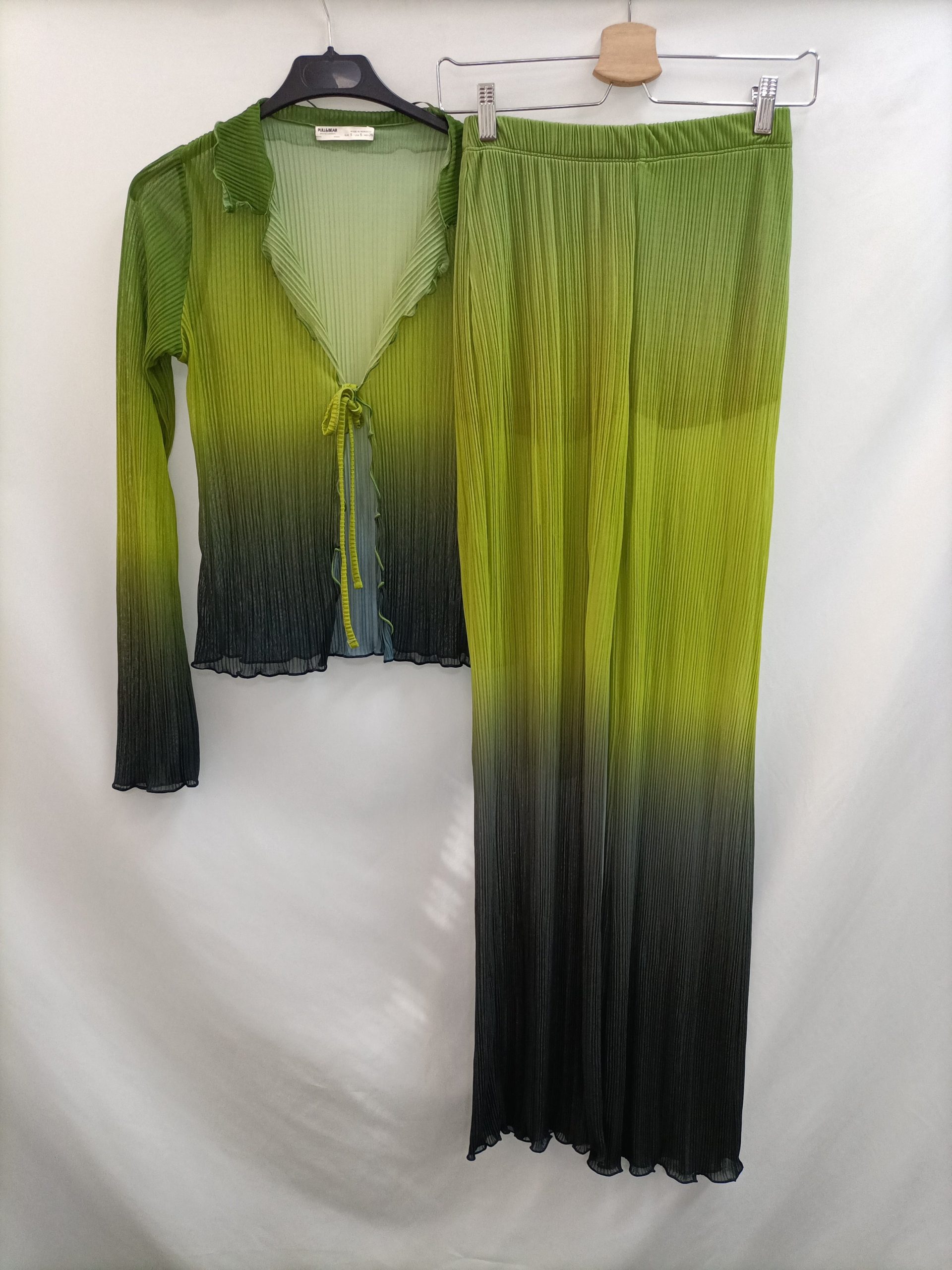 PULL& BEAR. Total look Verde T.s