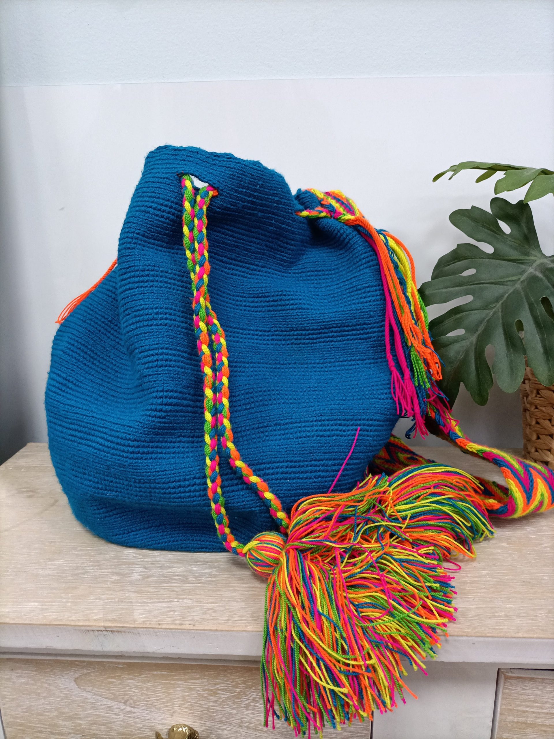 OTRAS. Wayuu azul y flúor