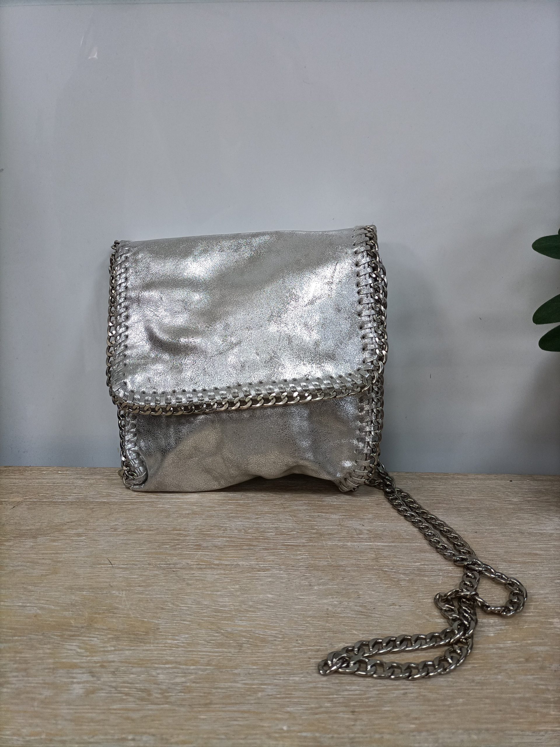 OTRAS. Bolso plateado cadena