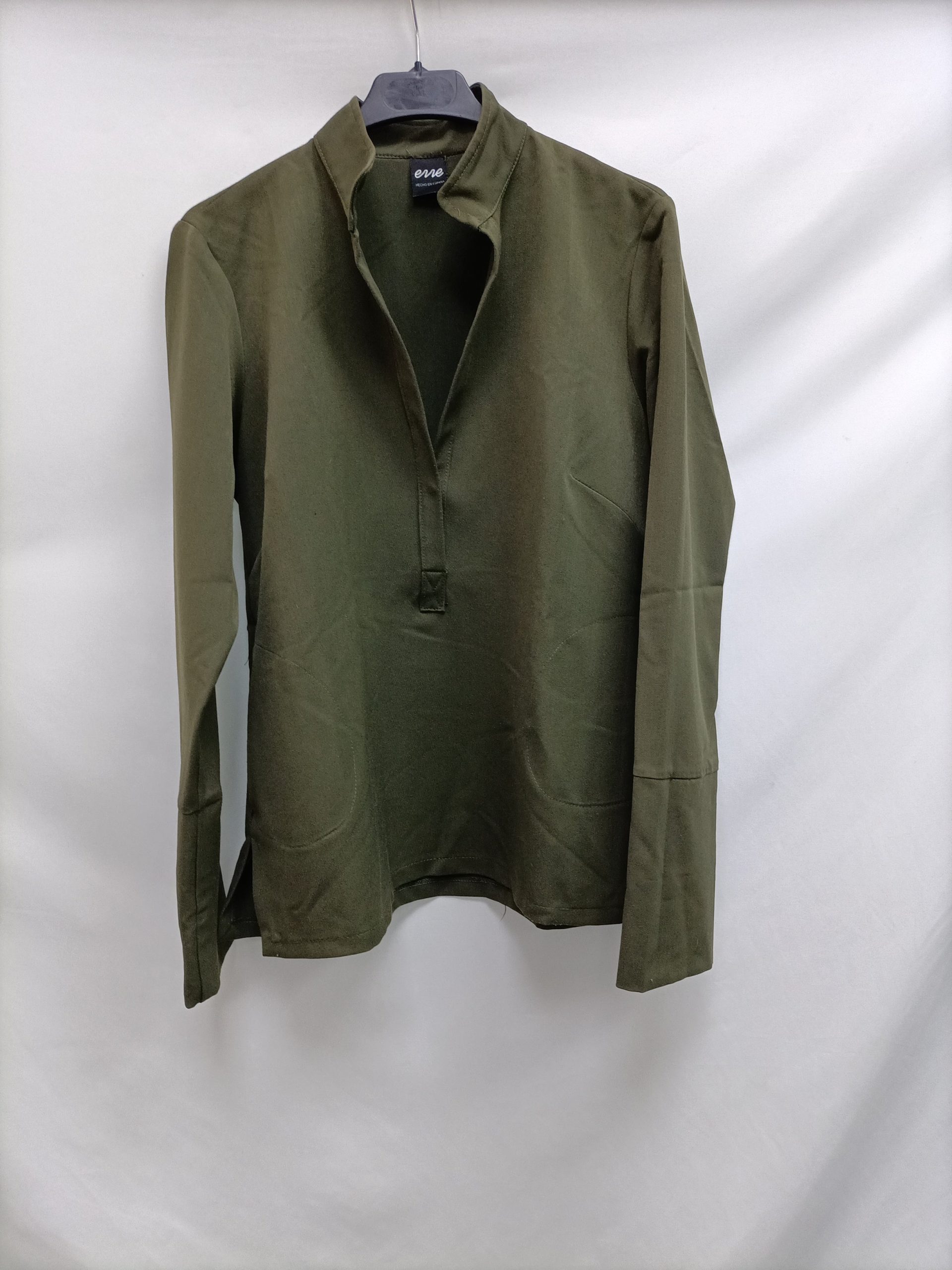 ERRE. Blusa verde aperturas T.s
