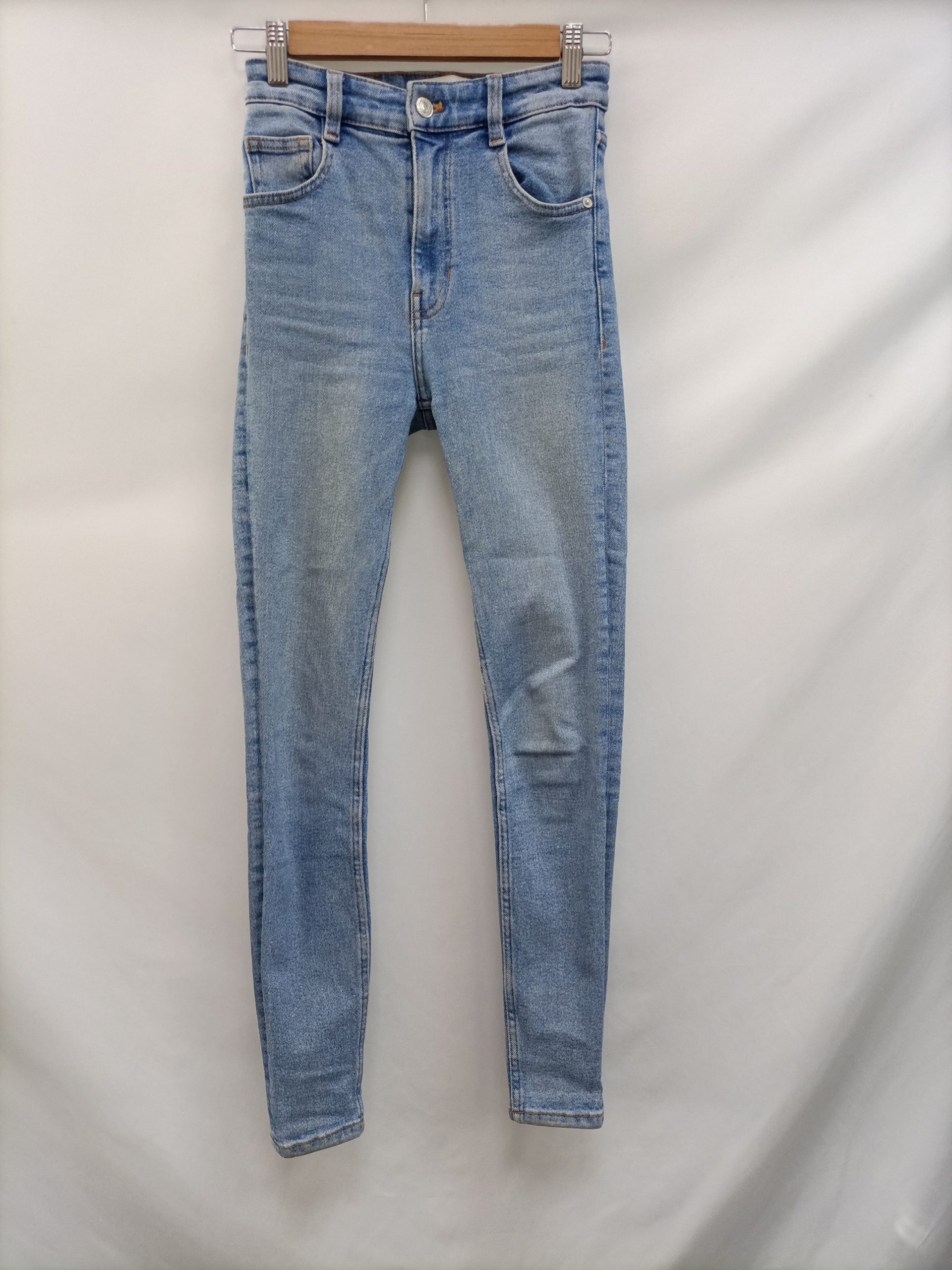 ZARA. Denim pitillo claro T.34