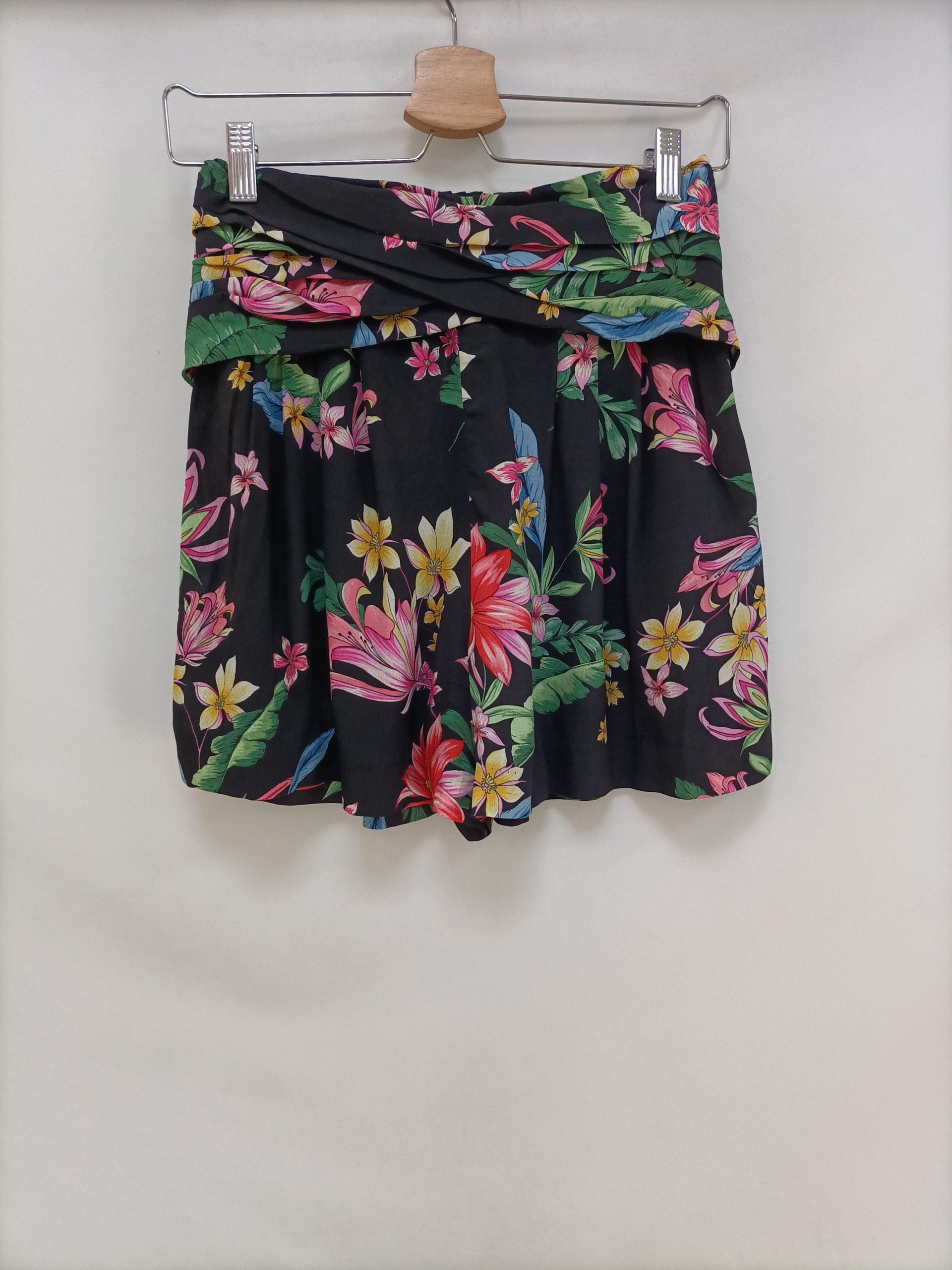 ZARA. Shorts negro flores T.s