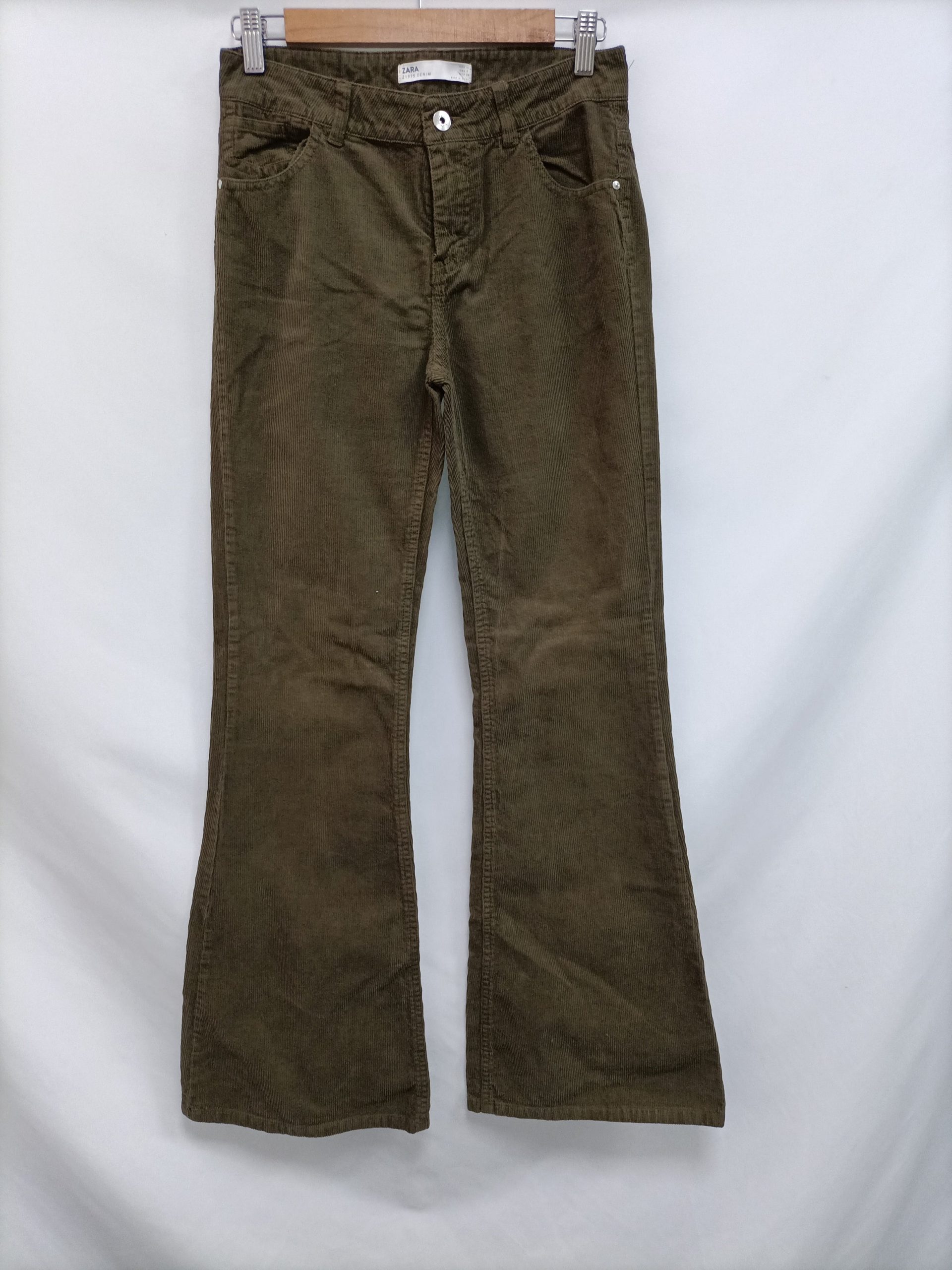 ZARA. Pantalón verde pana T.34