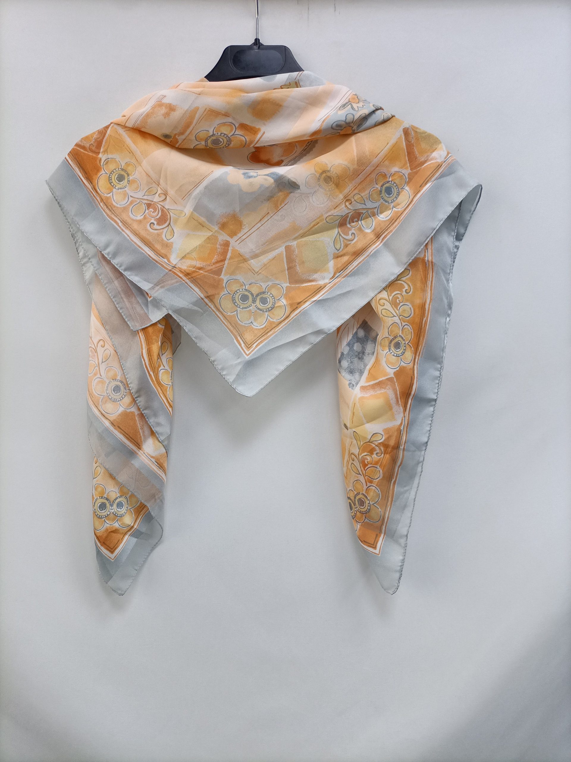 OTRAS. Pañuelo gris y naranja