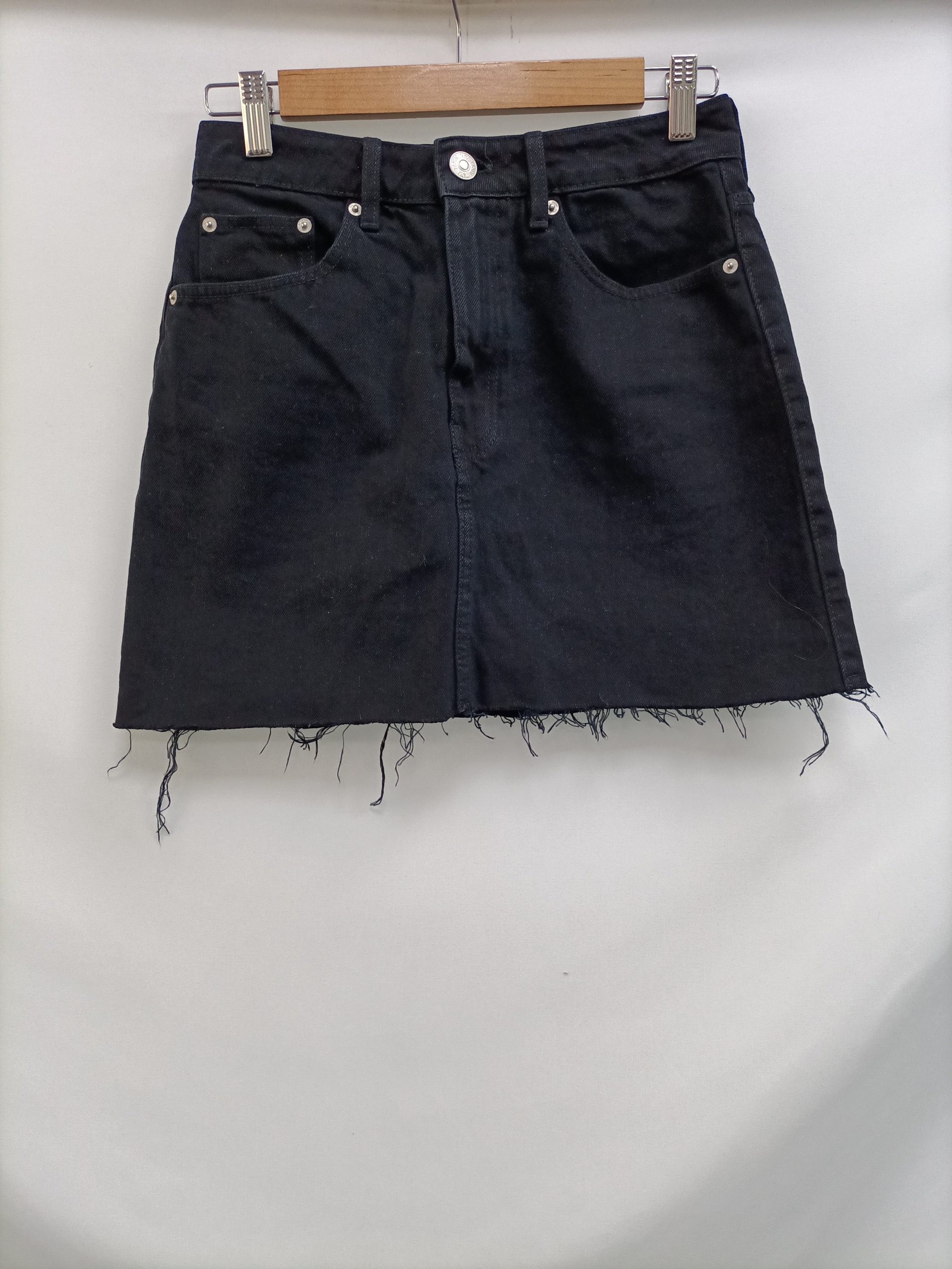ZARA. Falda vaquera negra T.s