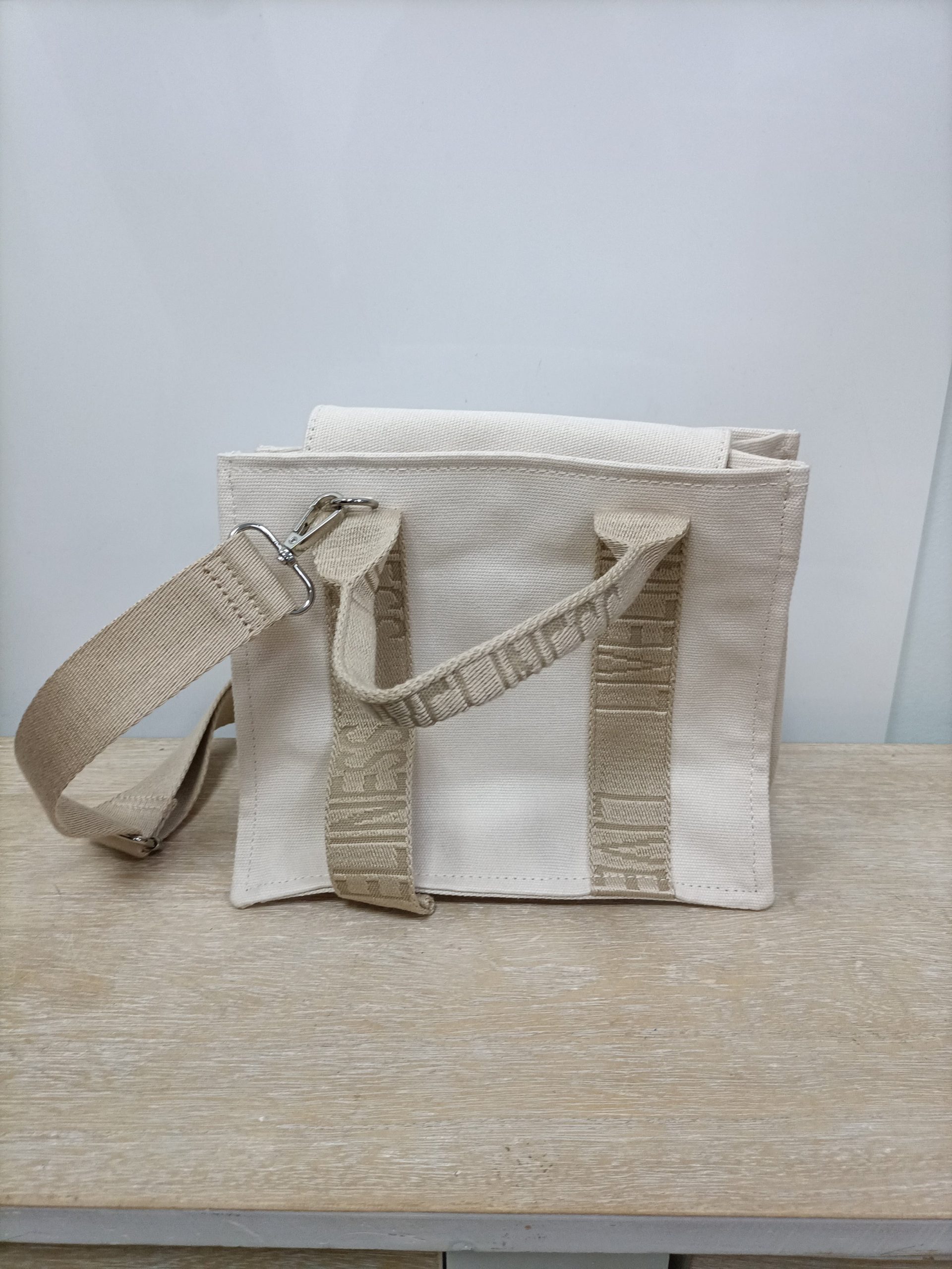 ZARA. Bolso beige