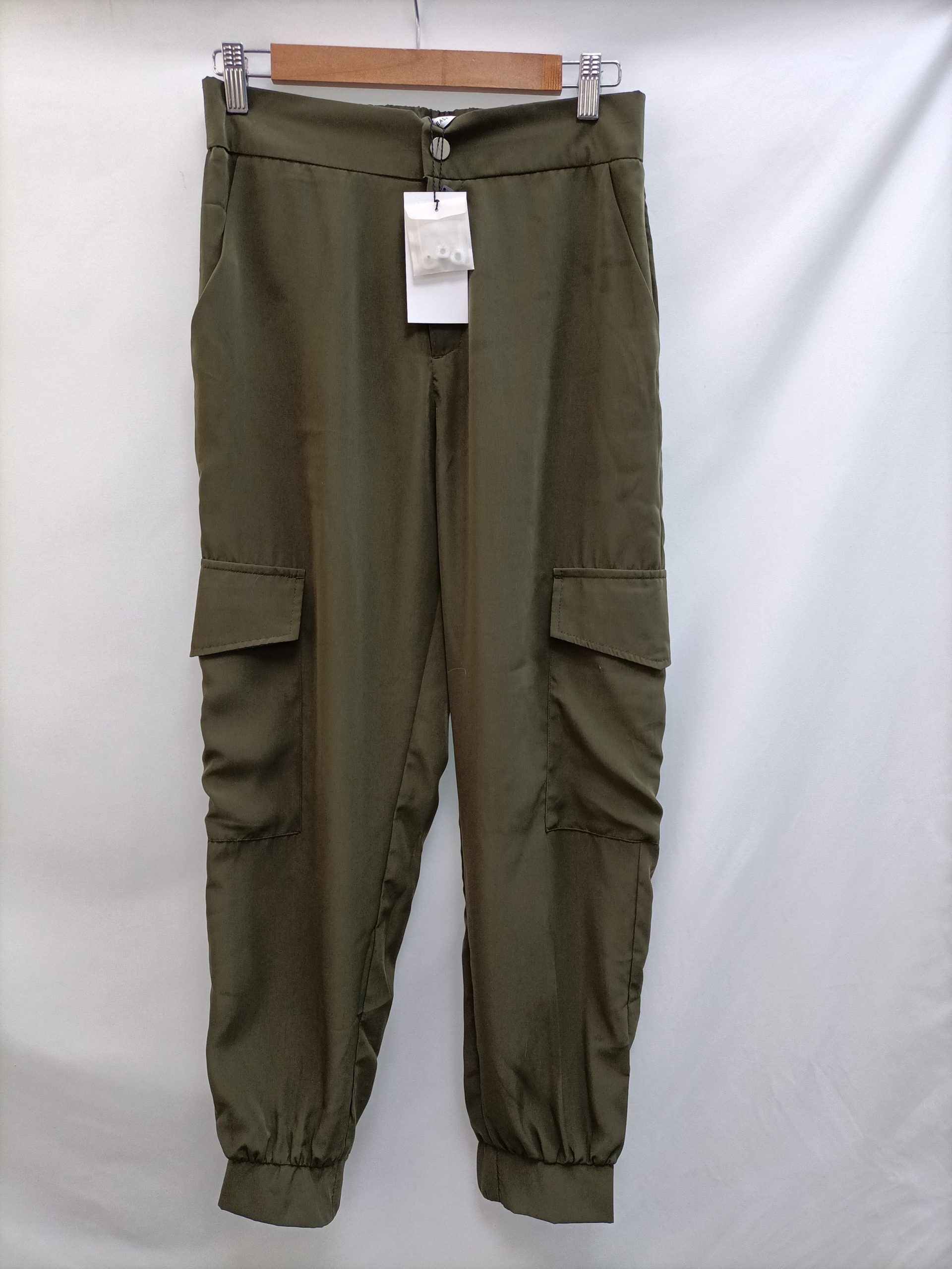 EASY WEAR. Pantalón cargo verde T.38