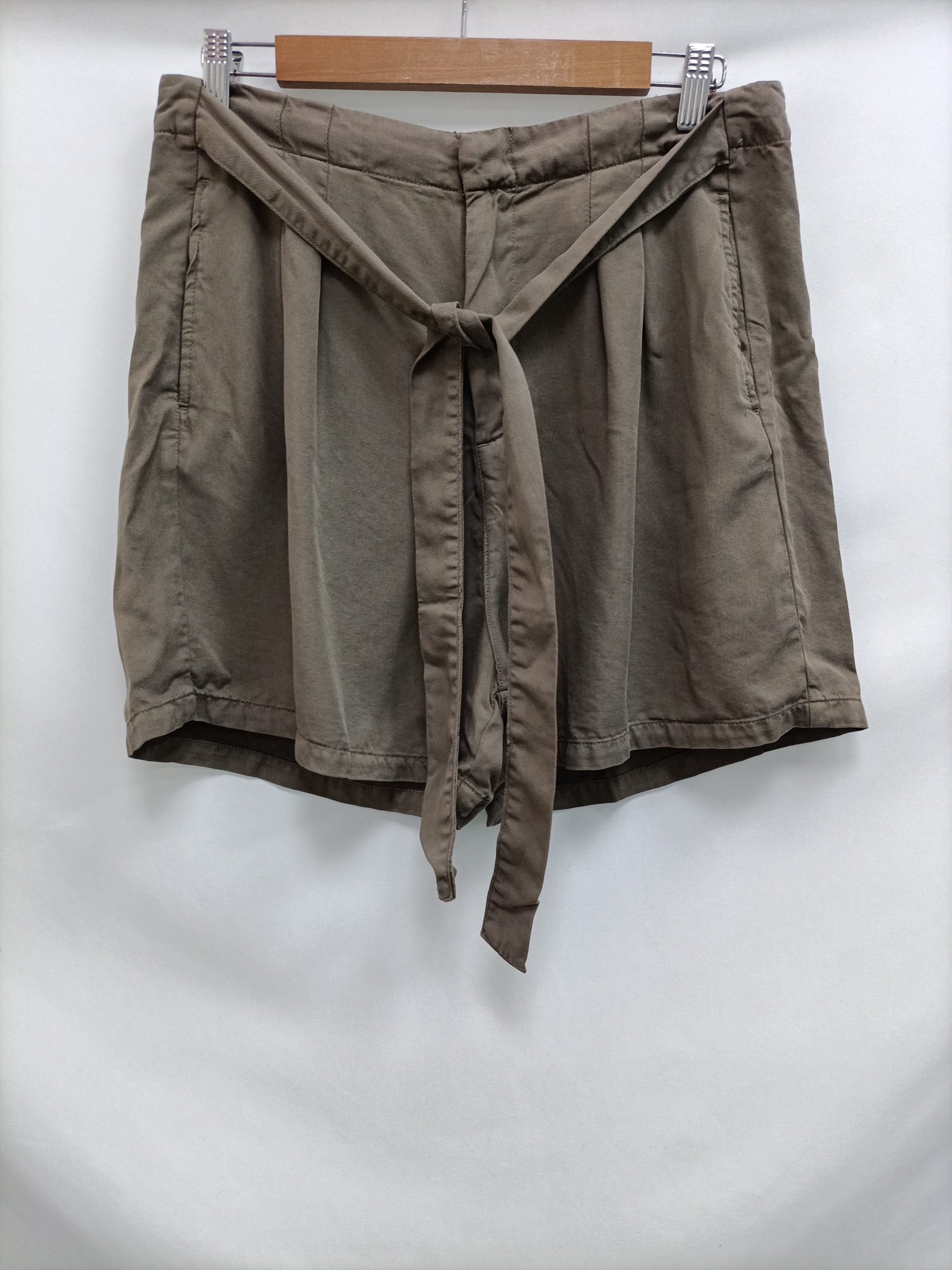 VERO MODA. Shorts verde Fluido T.l