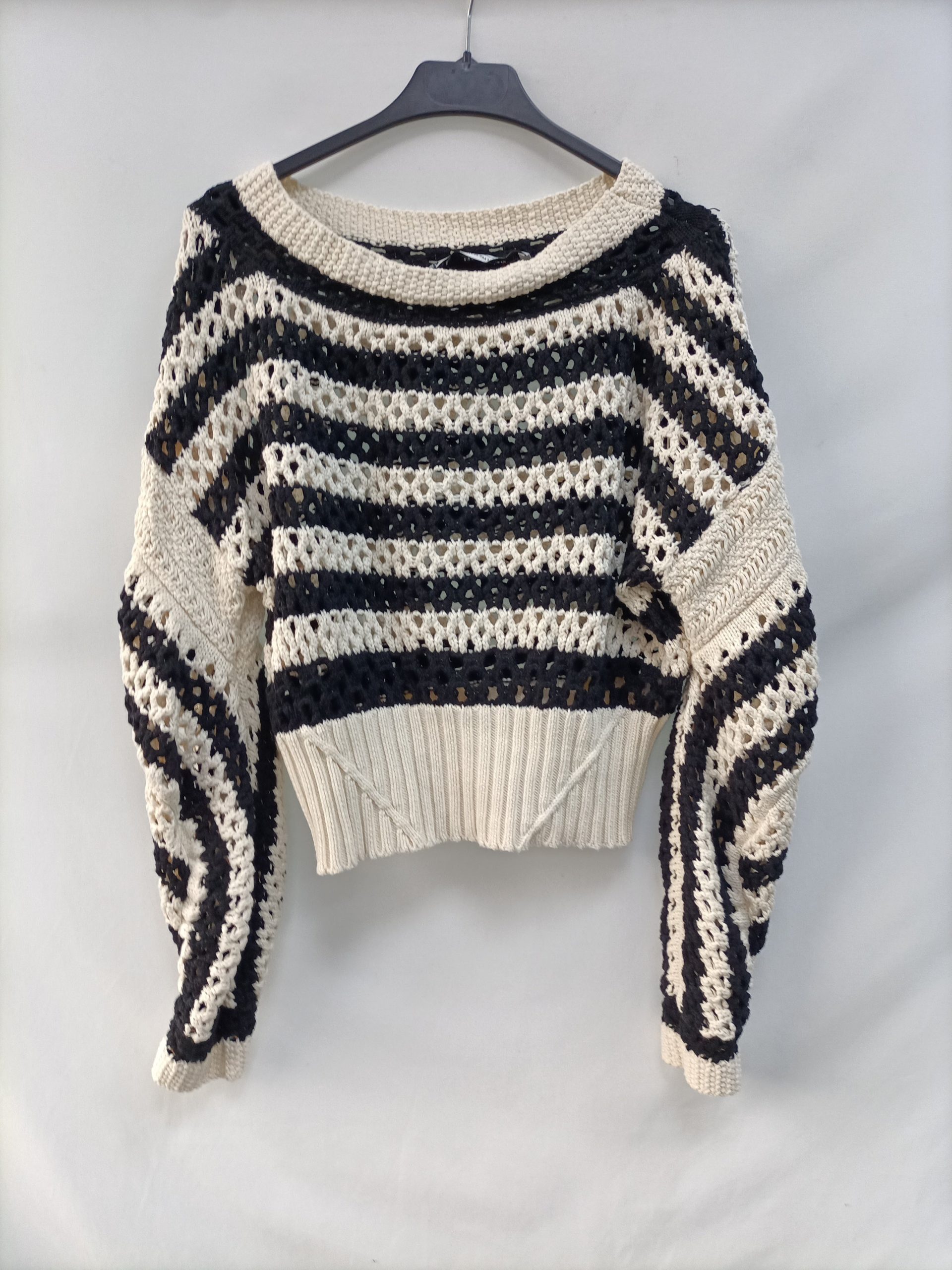 ZARA.Jersey cortito croché T.M