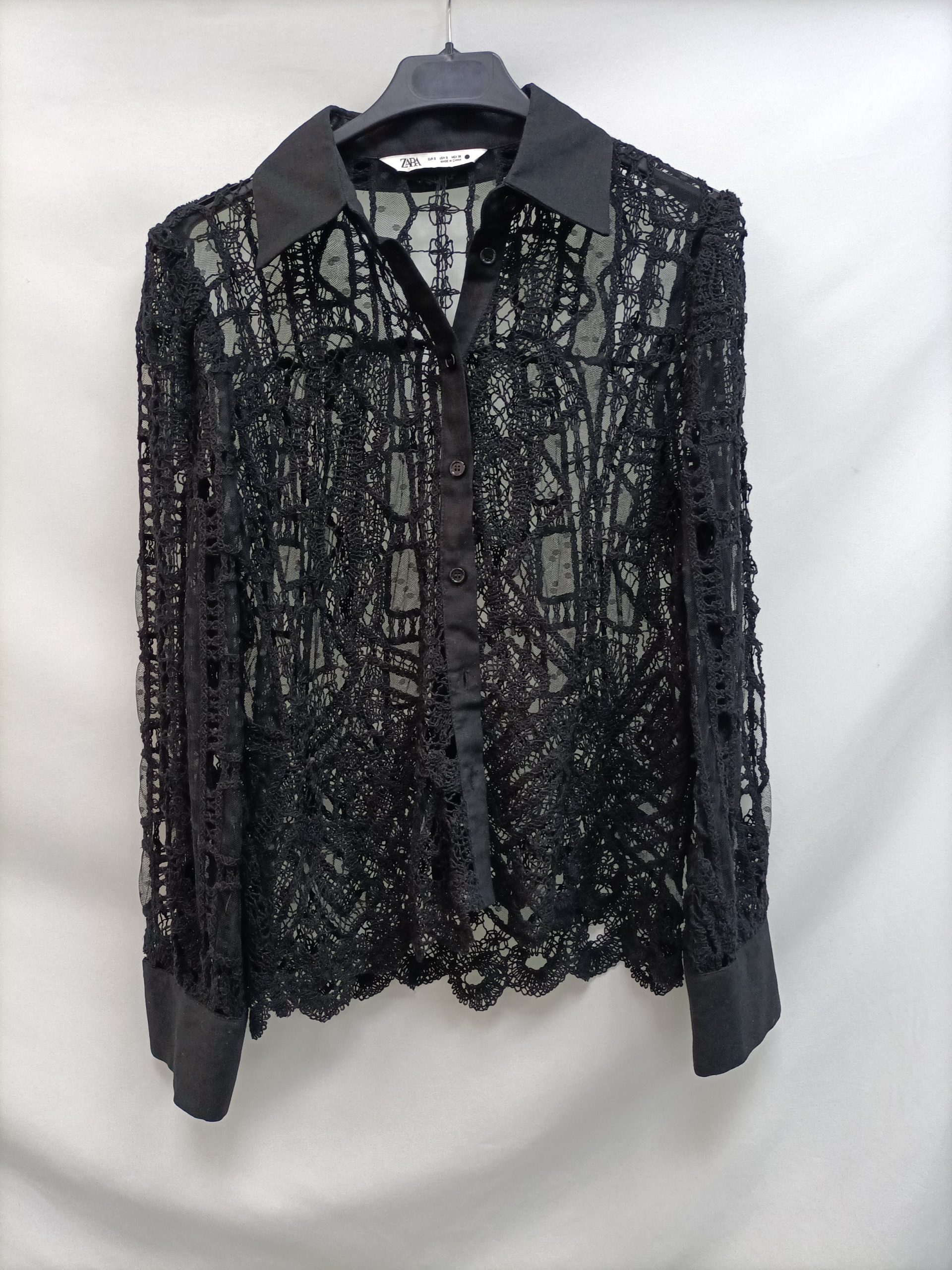 ZARA.Camisa negra croché T.S