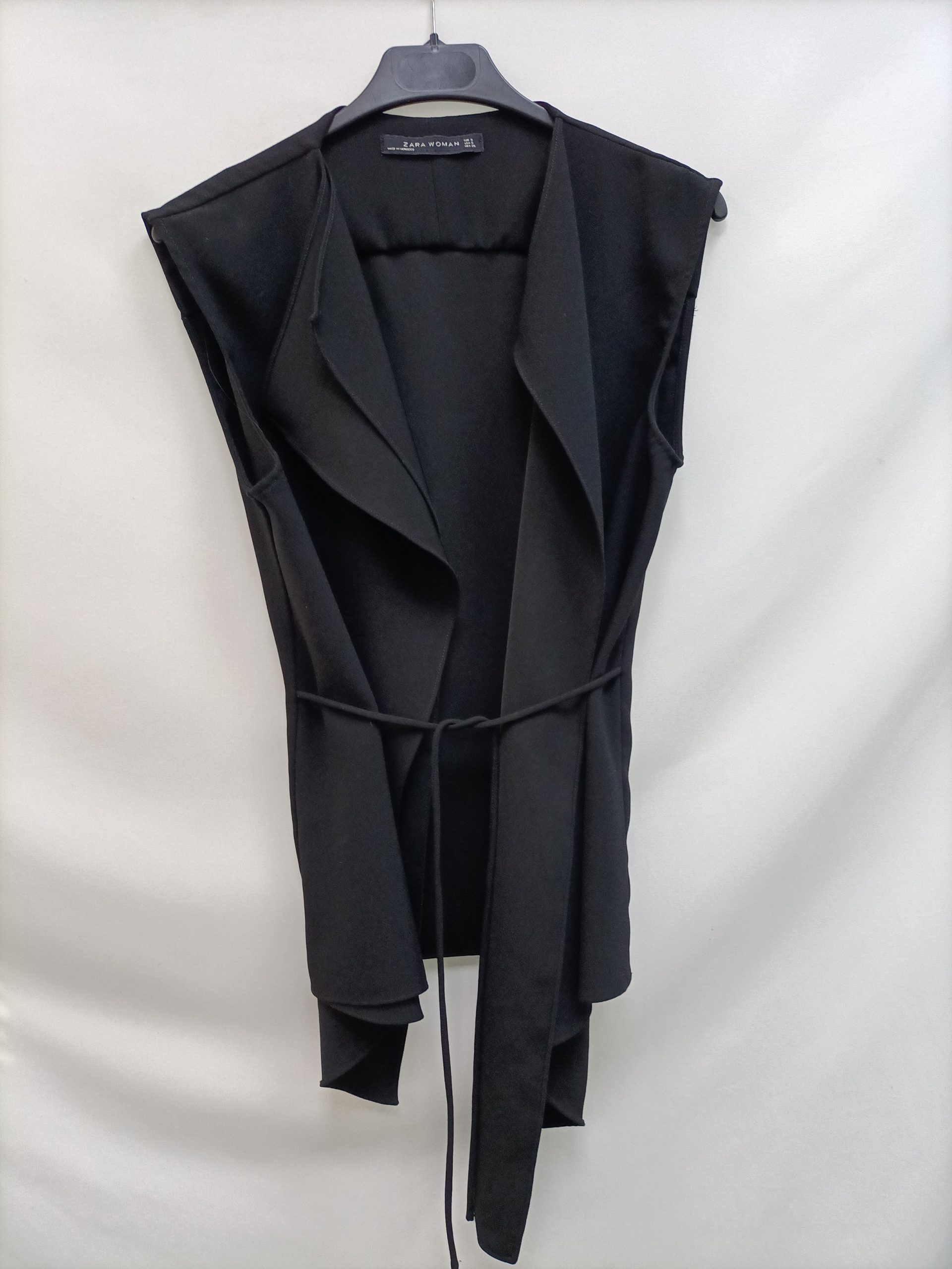 ZARA.Chaleco negro fluido T.S