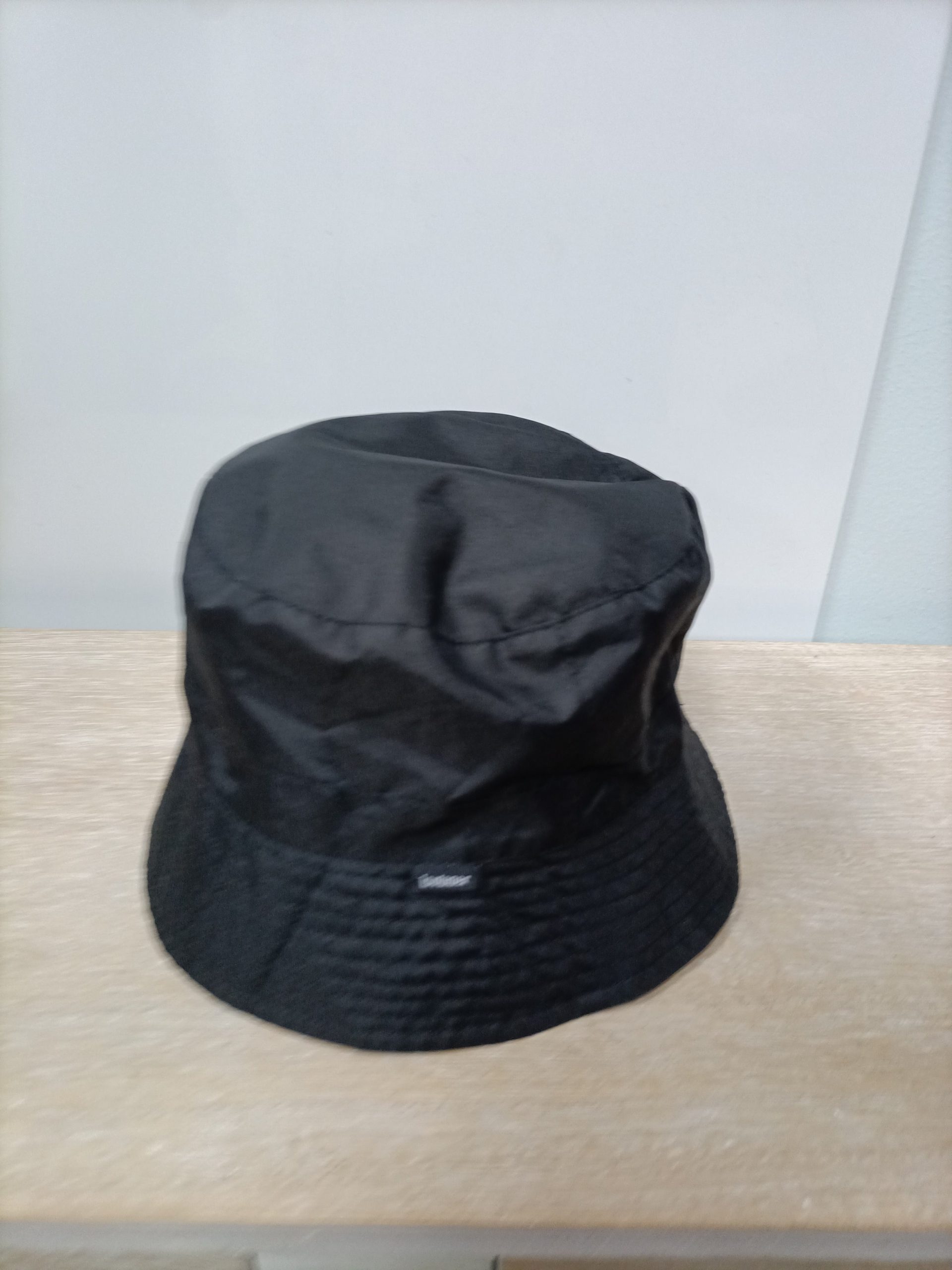 ISOTONER. Bucket negro reversible