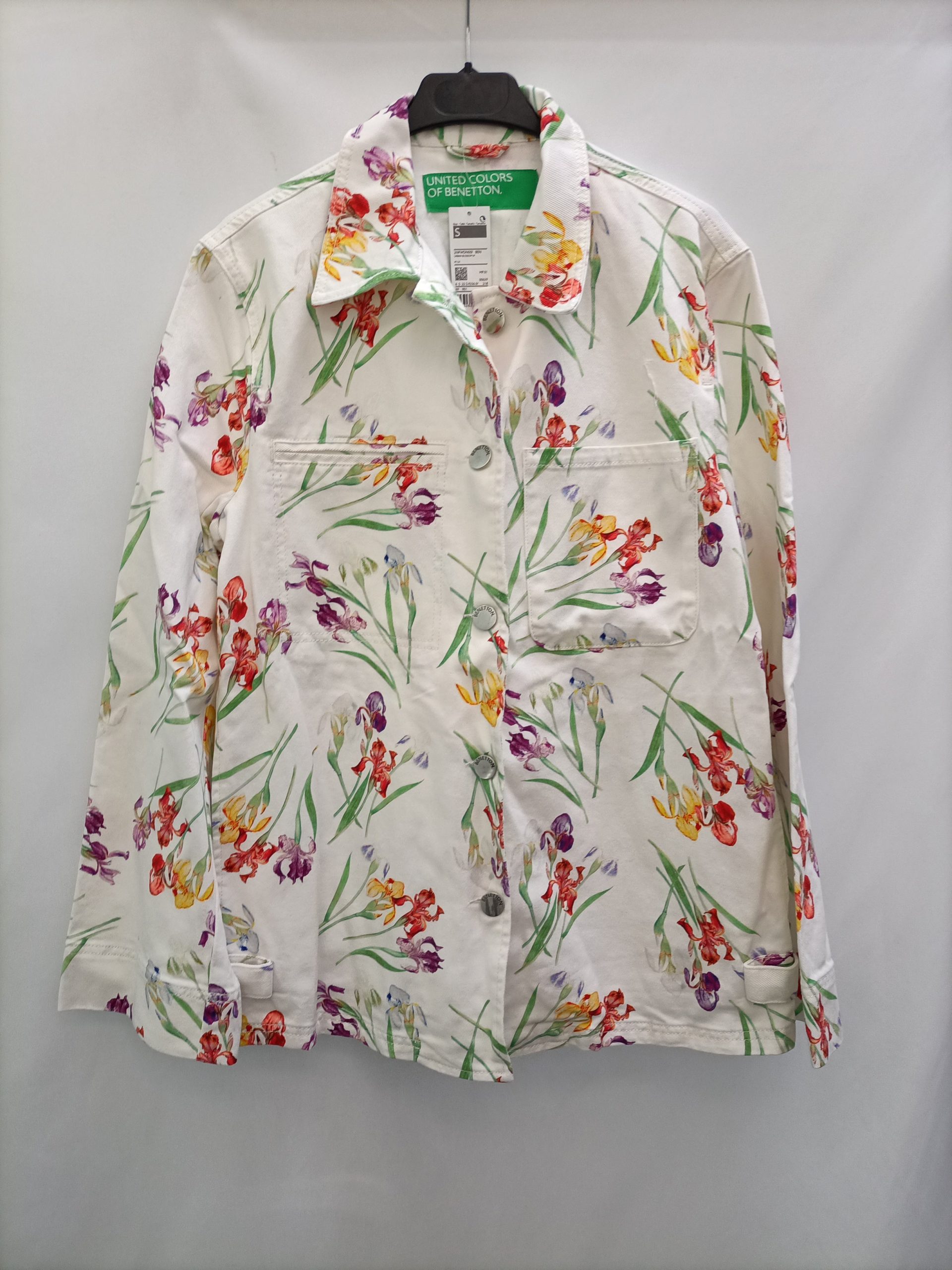 BENETTON. Cazadora denim flores T.s