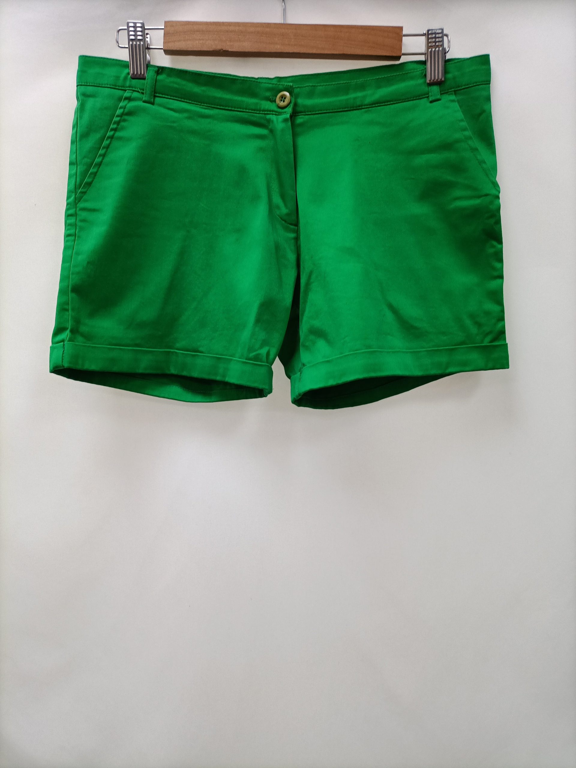 PEPA KARNERO. Shorts verdes T.40