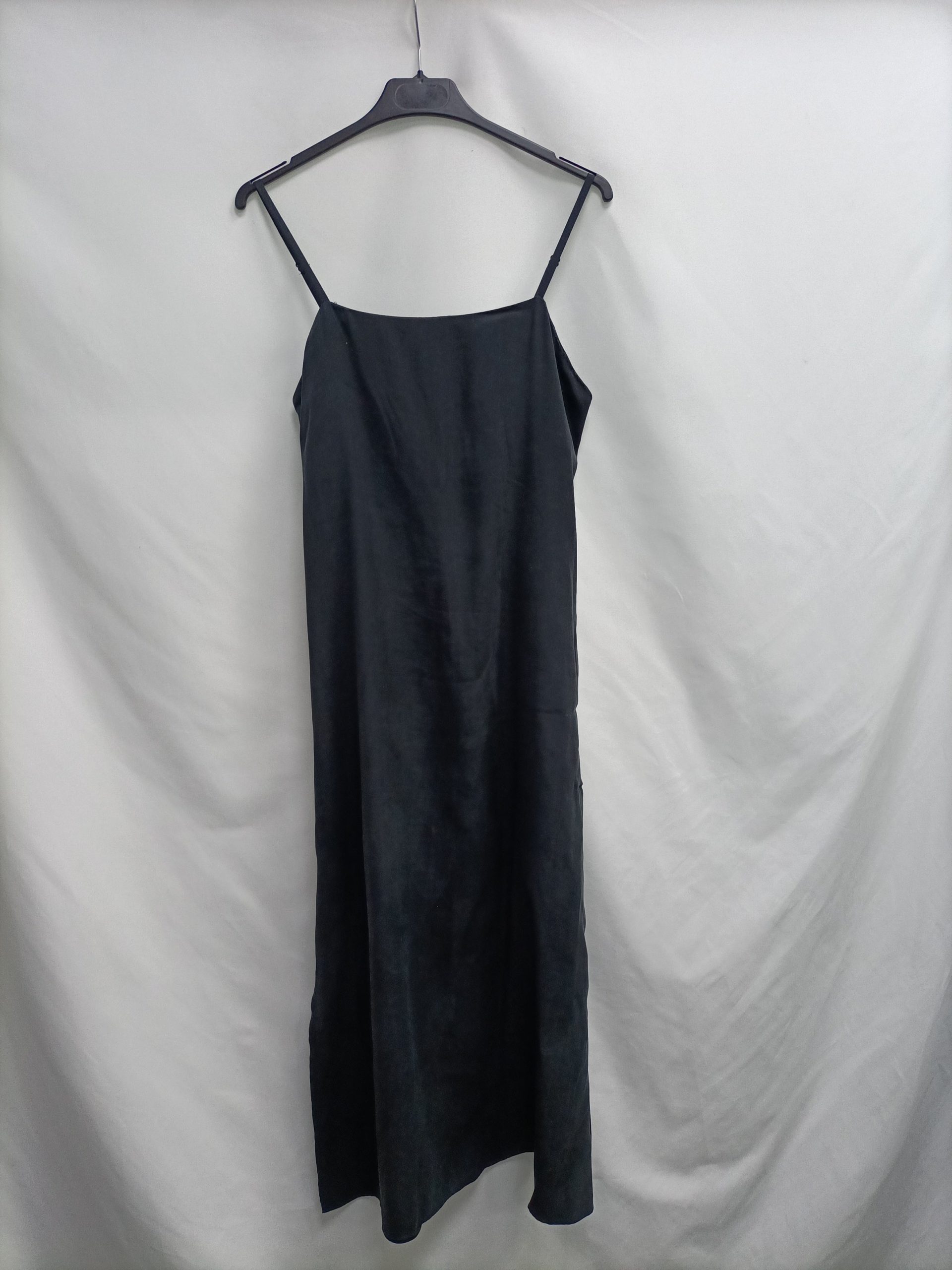 ZARA. Vestido negro lencero T.xs