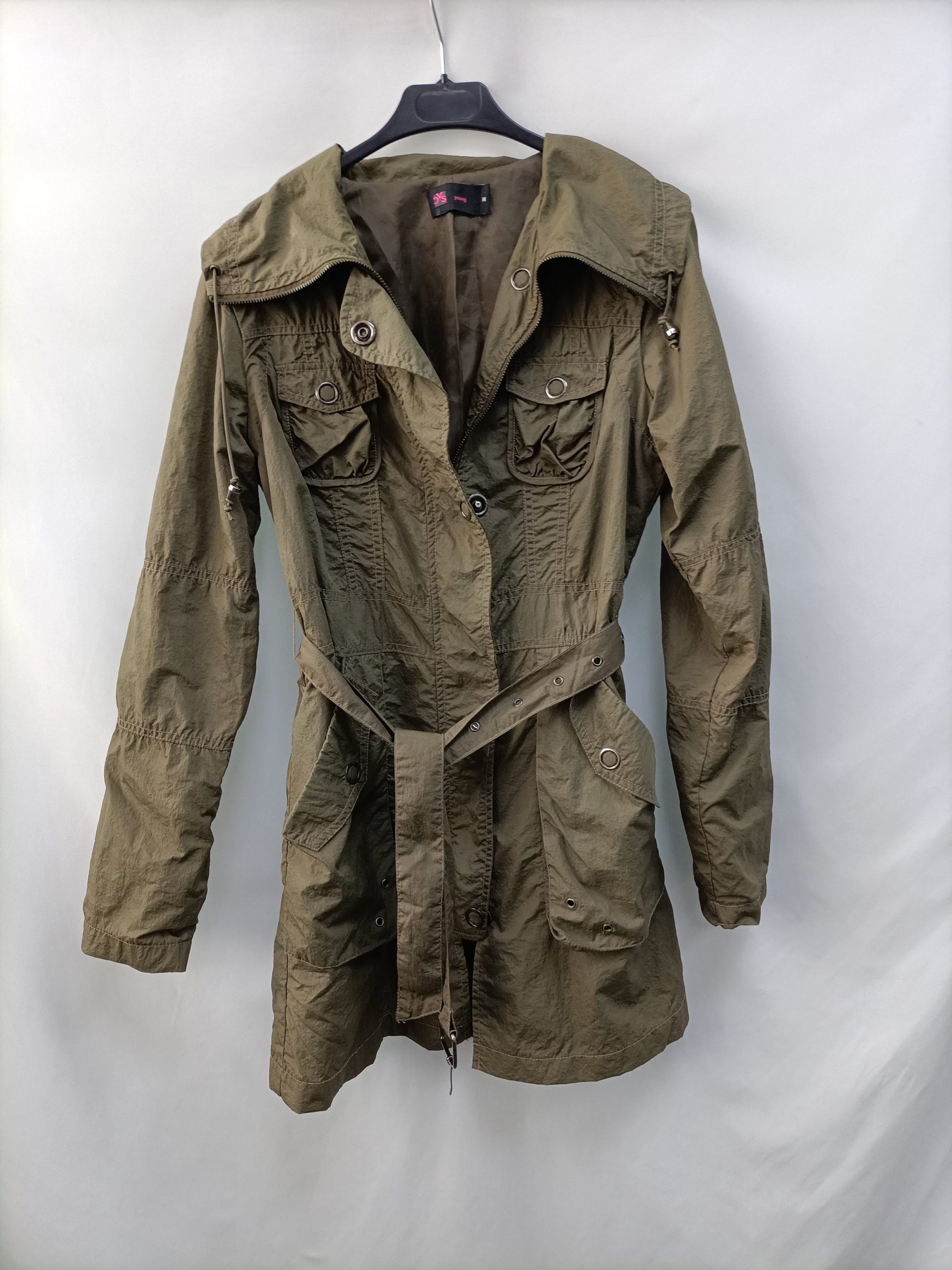 YOUNG.Gabardina verde impermeable T.M