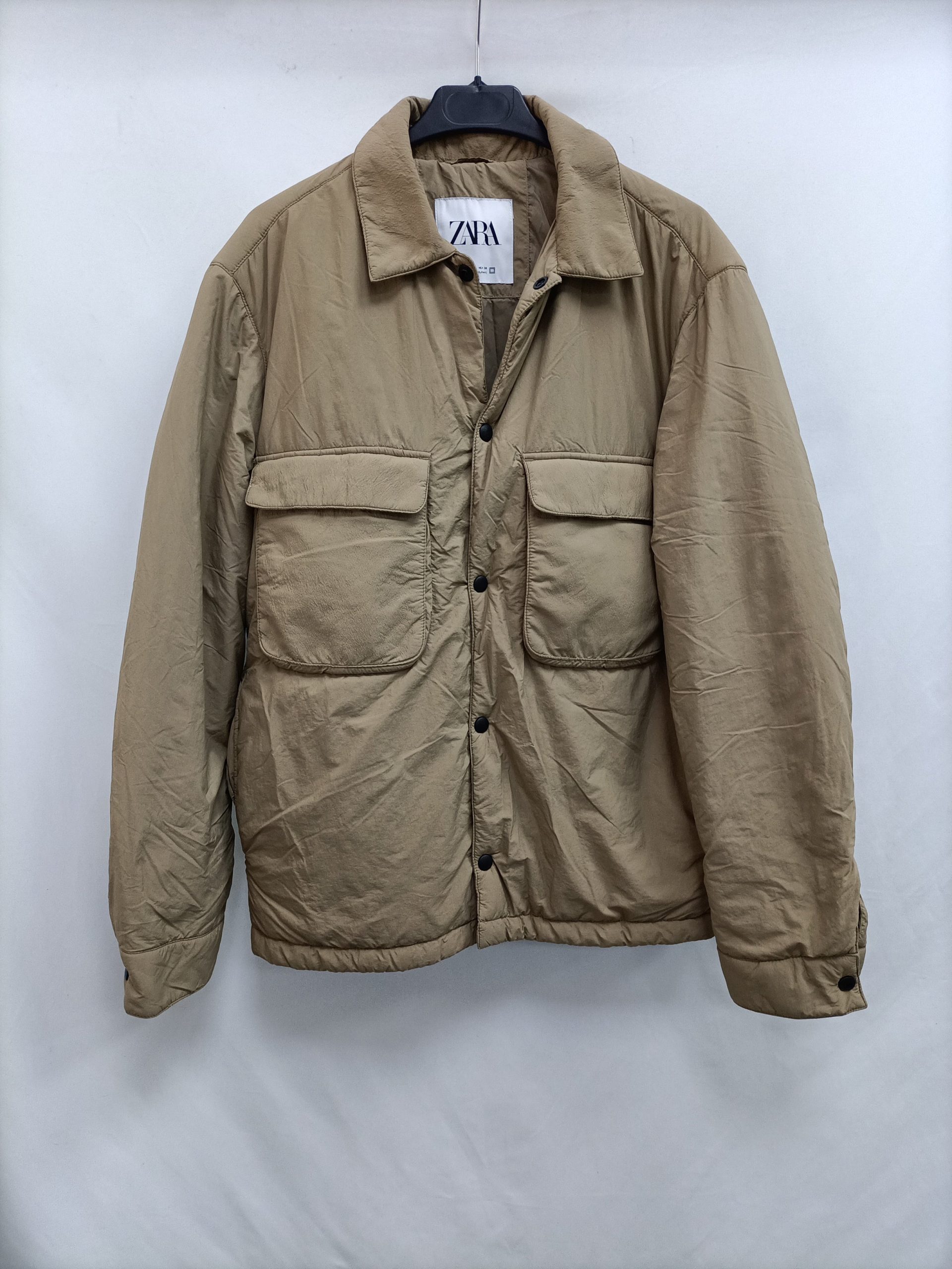 ZARA.Plumas ligero beige T.S