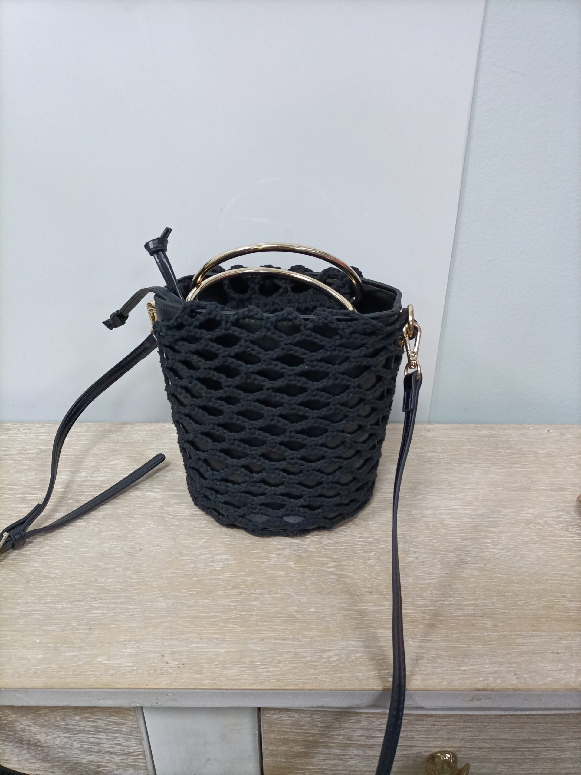 ZARA.Bolso negro tipo saco rígido