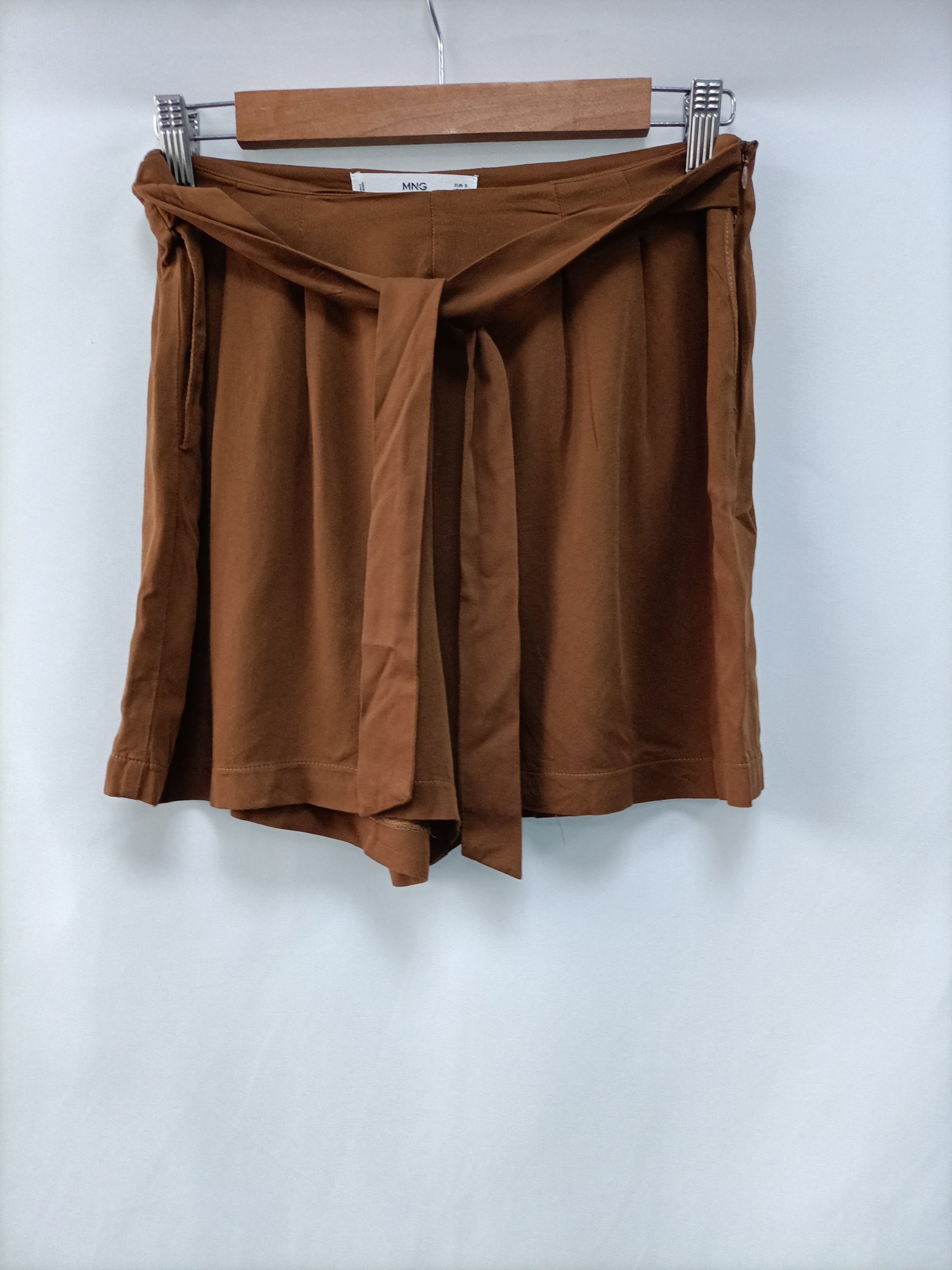 MANGO. Shorts camel fluido T.s