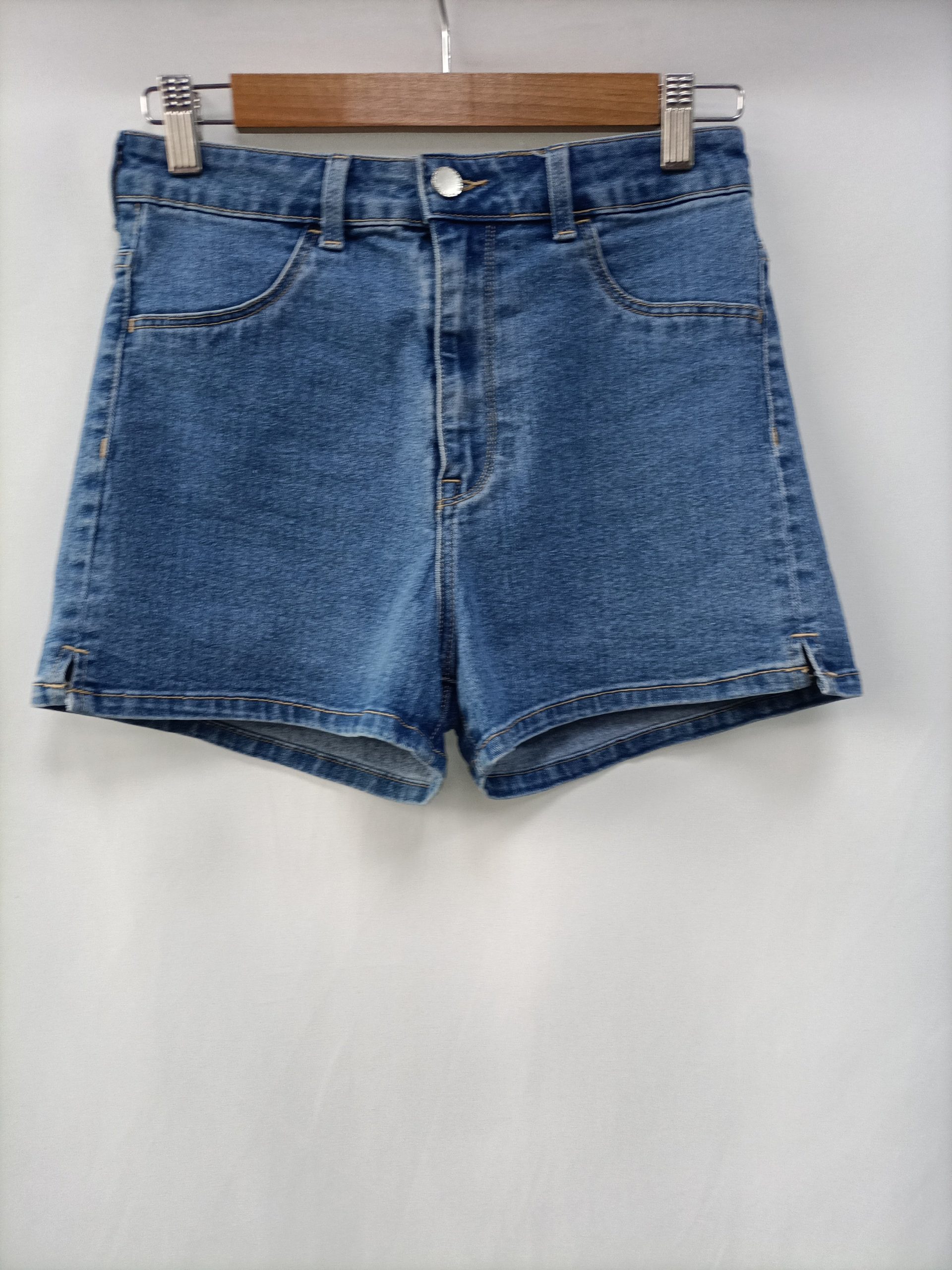 H&M. Shorts denim entallado T.38