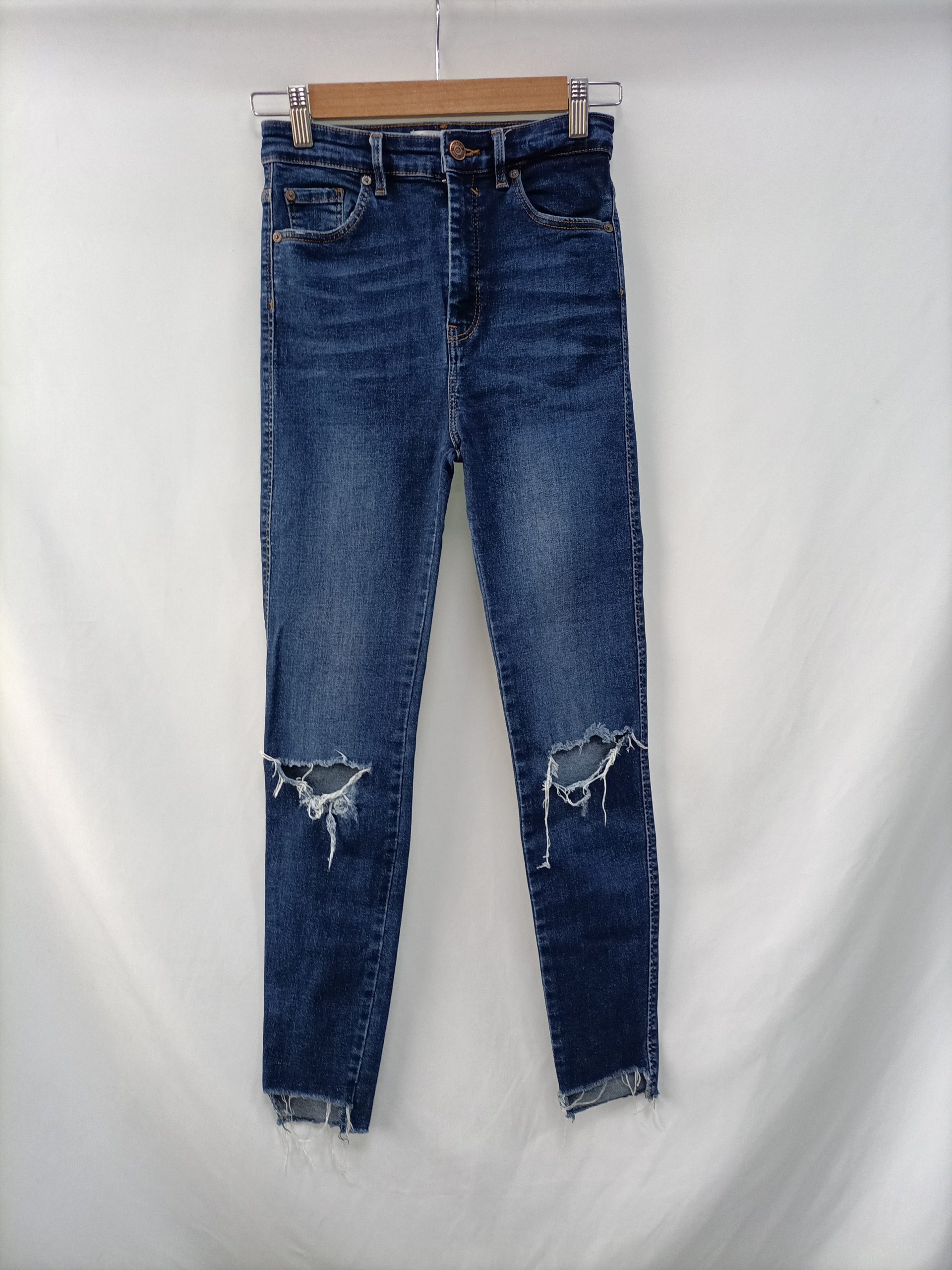 PULL&BEAR.pantalon vaquero rotos T.38