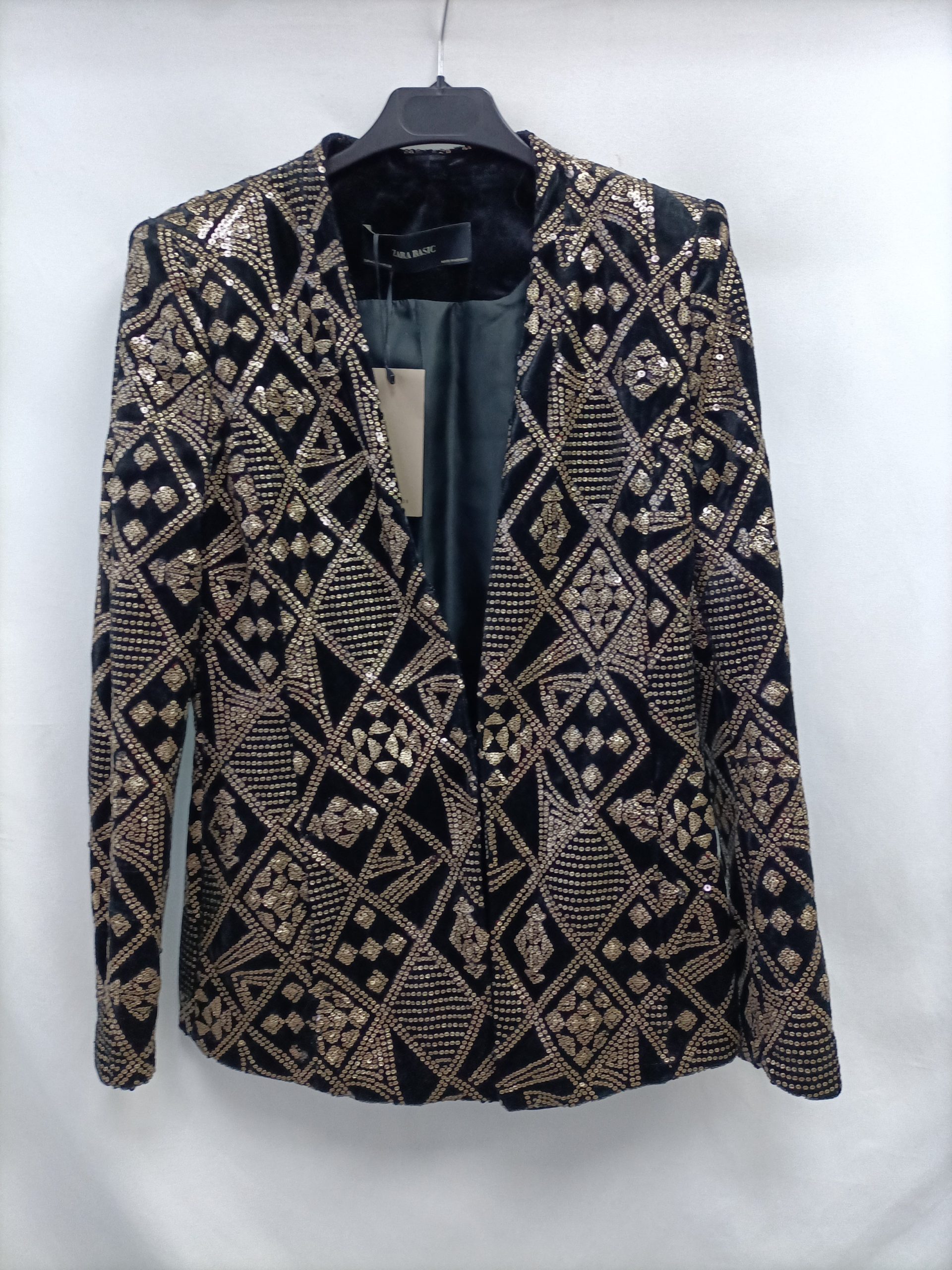 ZARA. Blazer negra de terciopelo y lentejuelas T.m