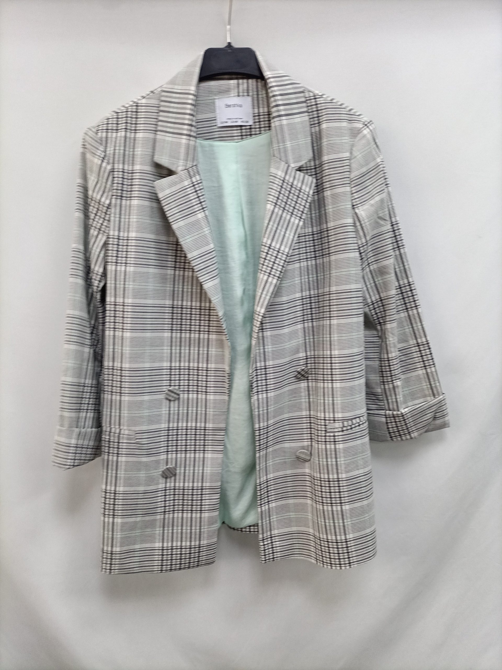 BERHSKA. Blazer gris cuadros T.m