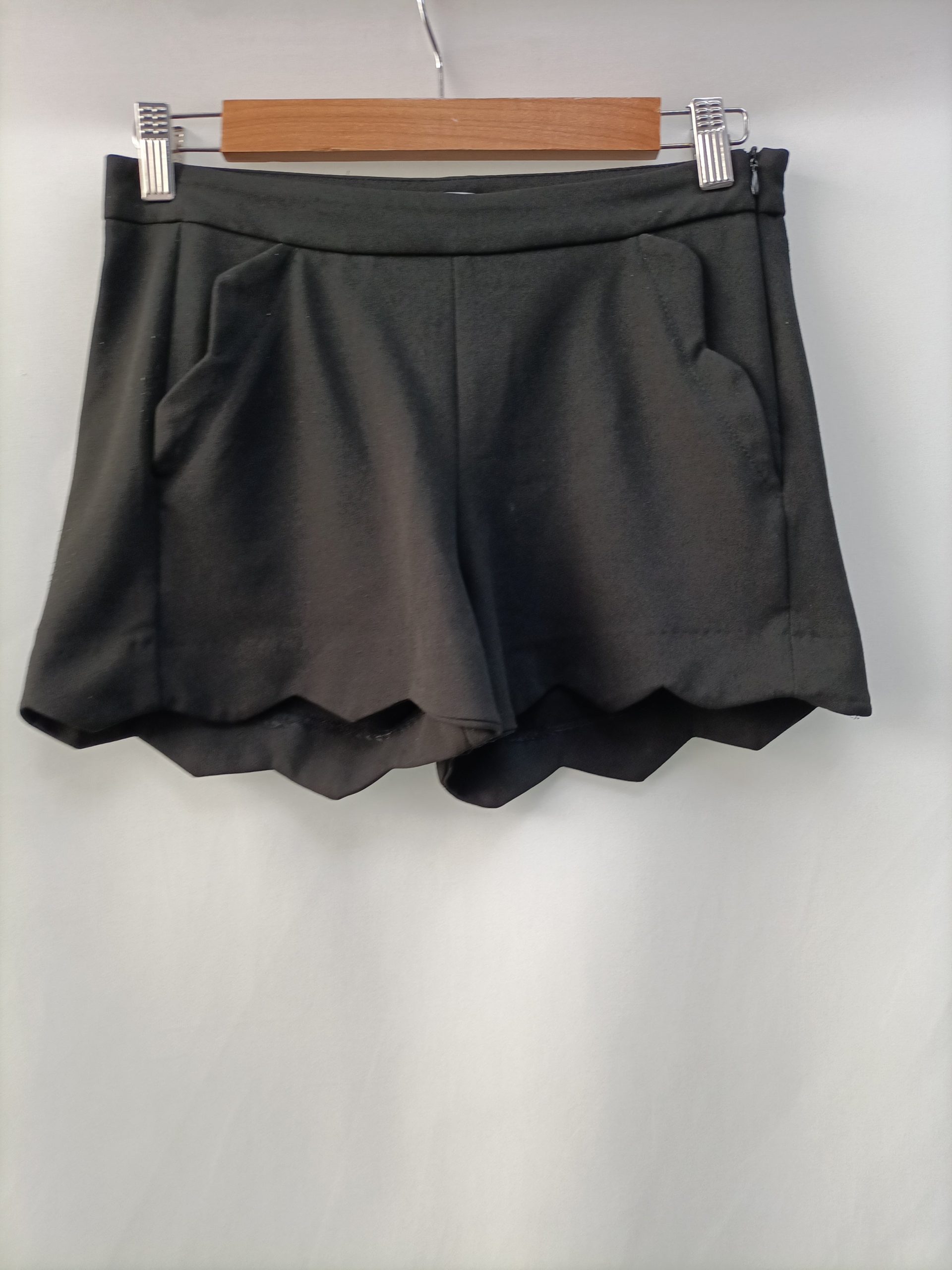 RELISH. Pantalón corto negro T.40