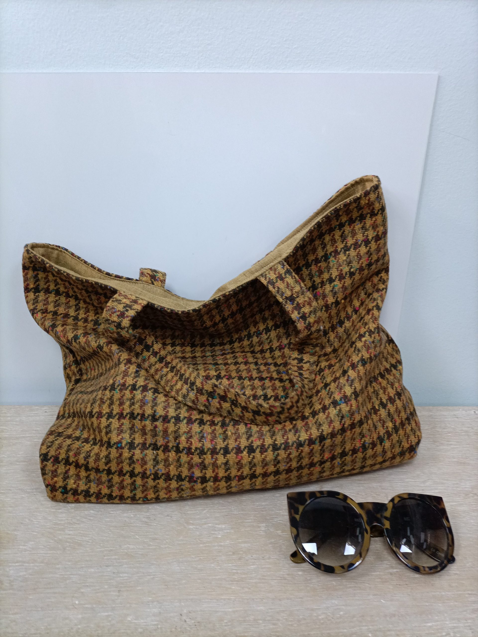 IS THIS. Bolso camel pata de gallo