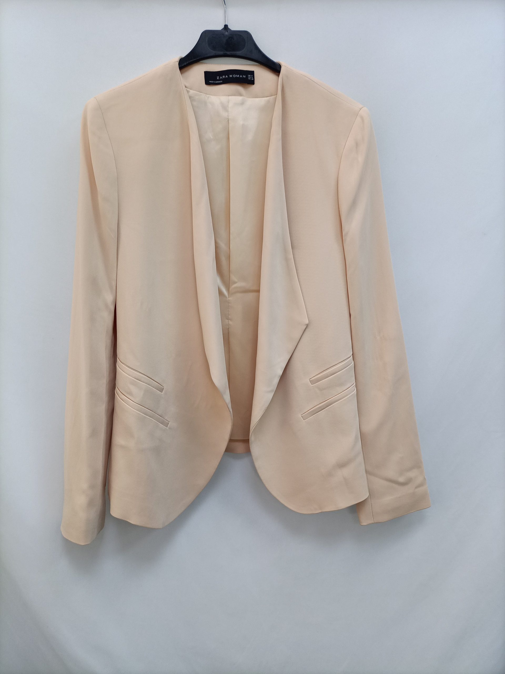 ZARA. Blazer beige fluida T.m