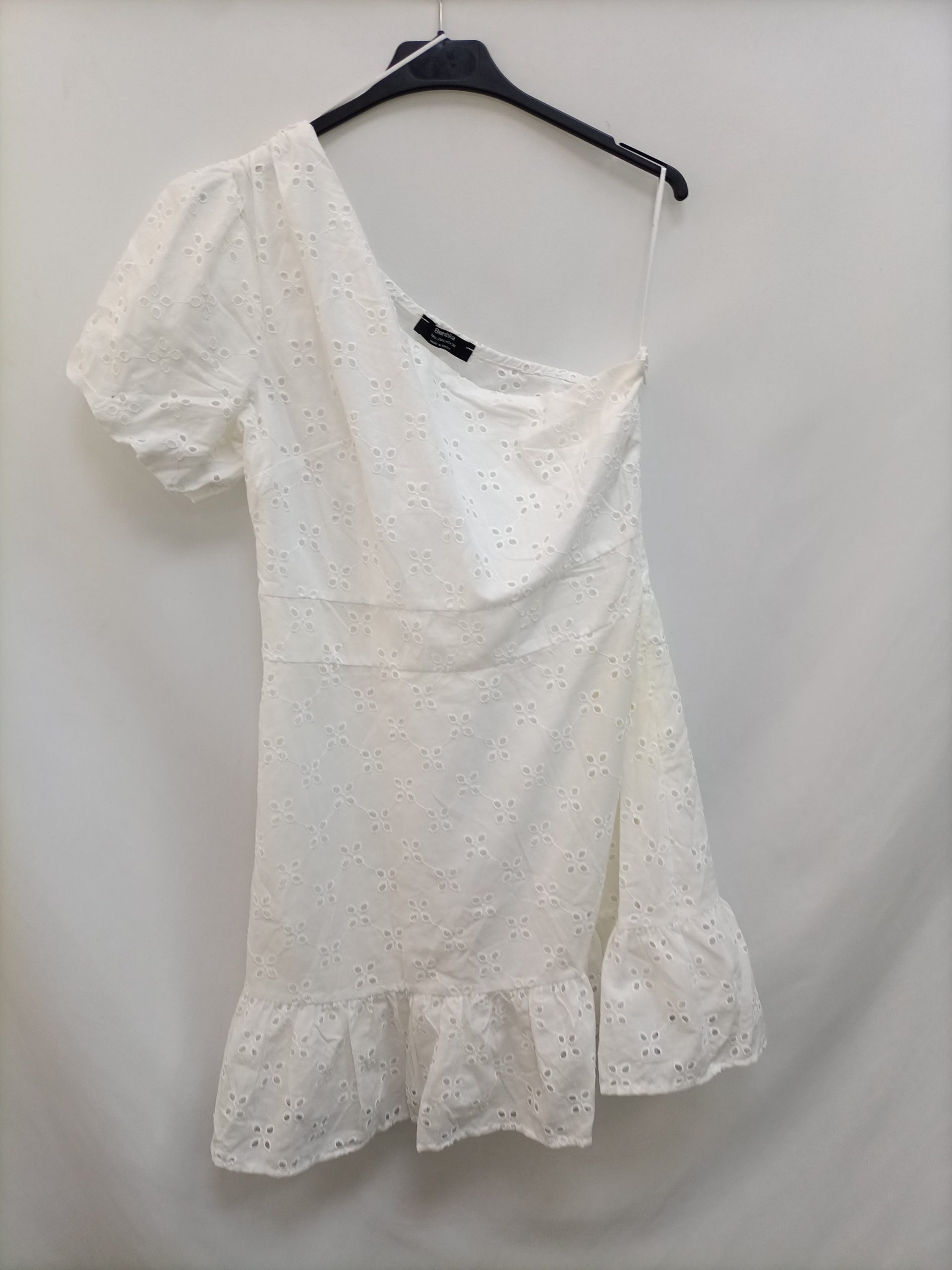 BERSHKA. Vestido corto troquelado T.l