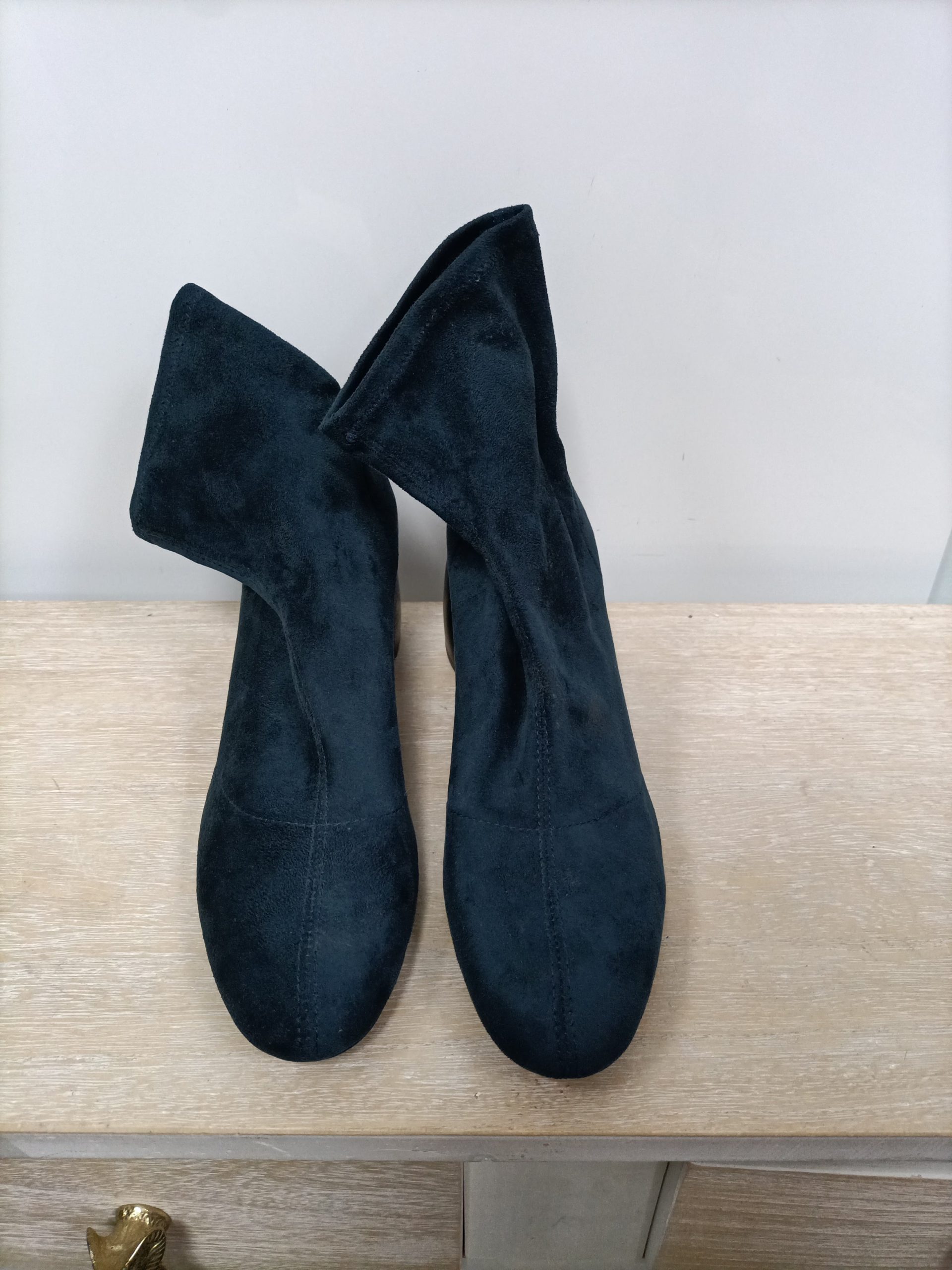 BERSHKA. Botín antelina verde T.40