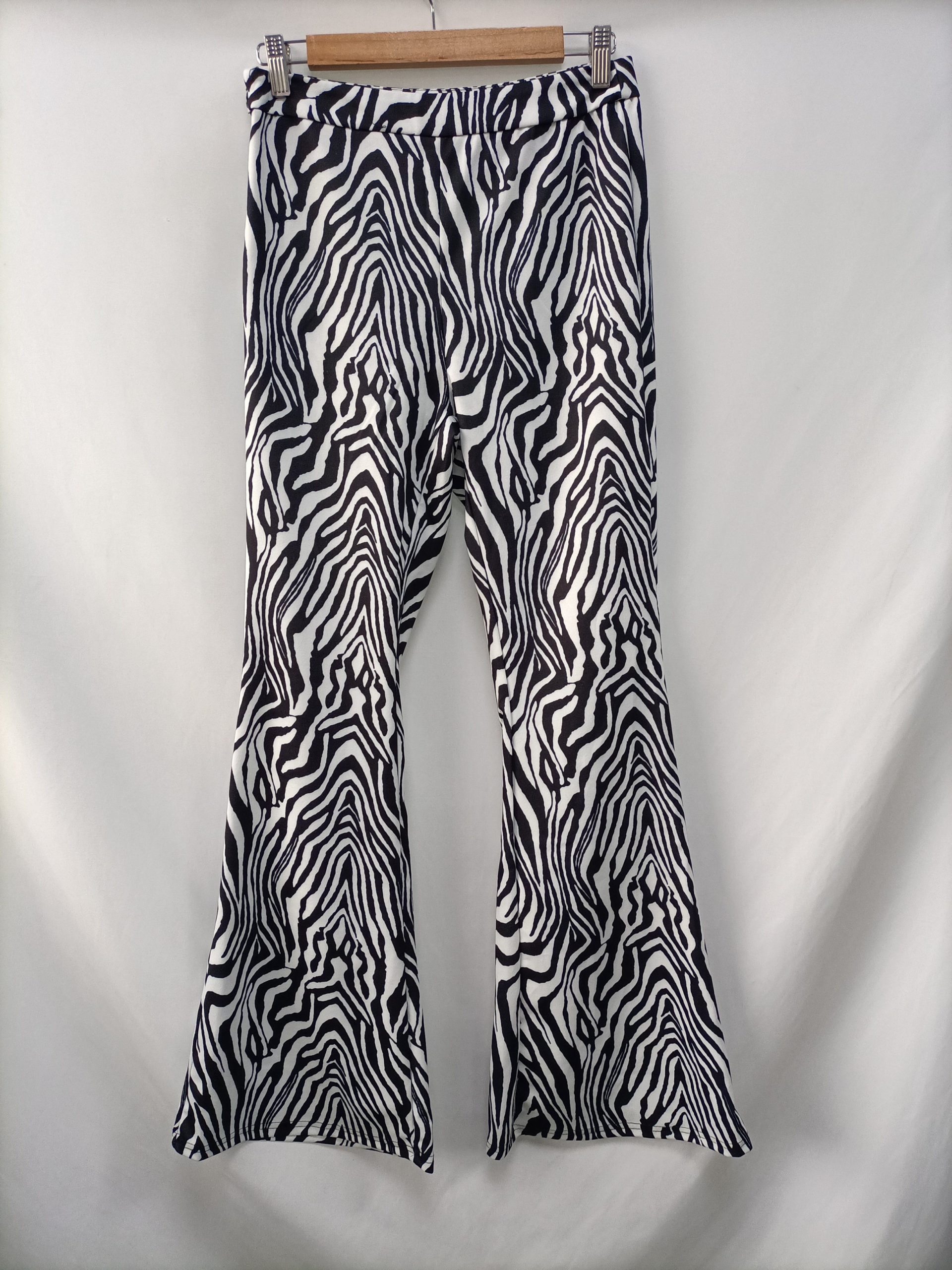 SHEIN. Pantalón cebra campana T.m