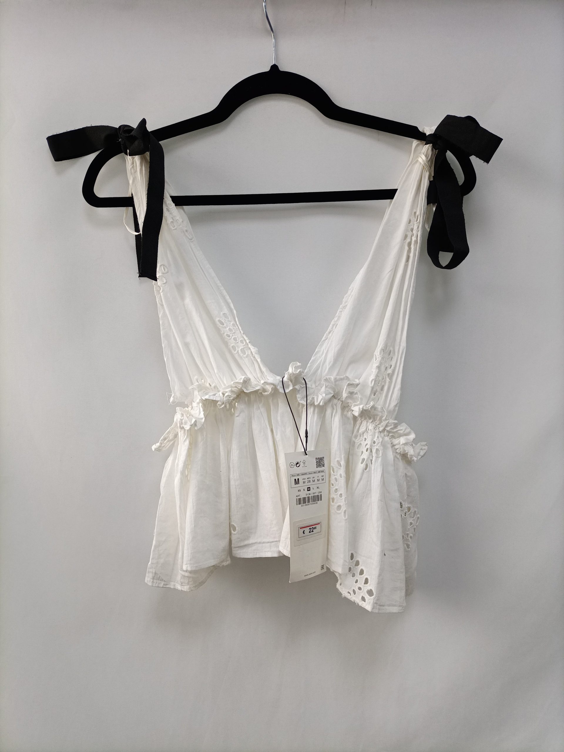 ZARA. Top blanco troquelado T.m