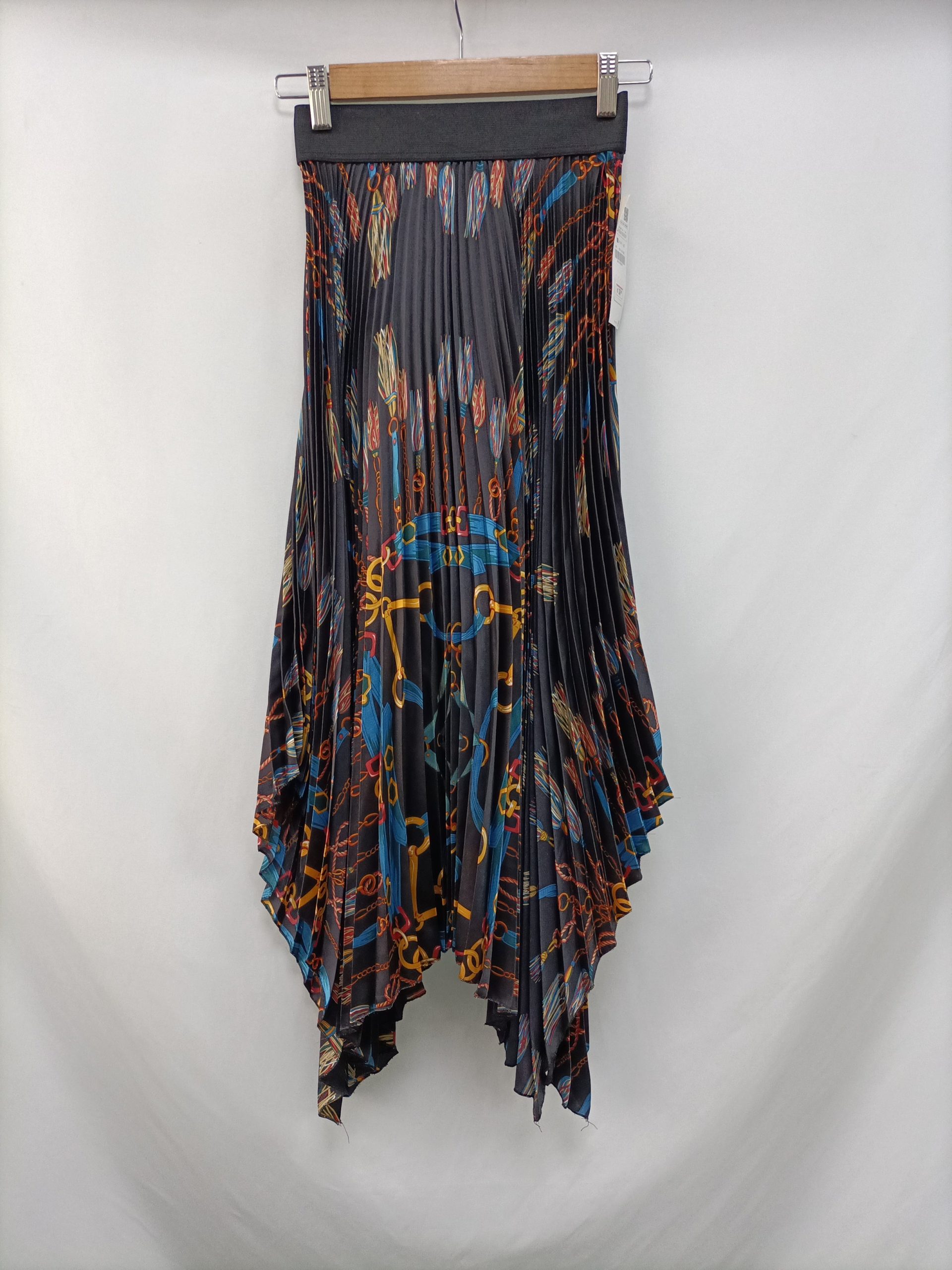 ZARA. Falda plisada cadenas T.xs