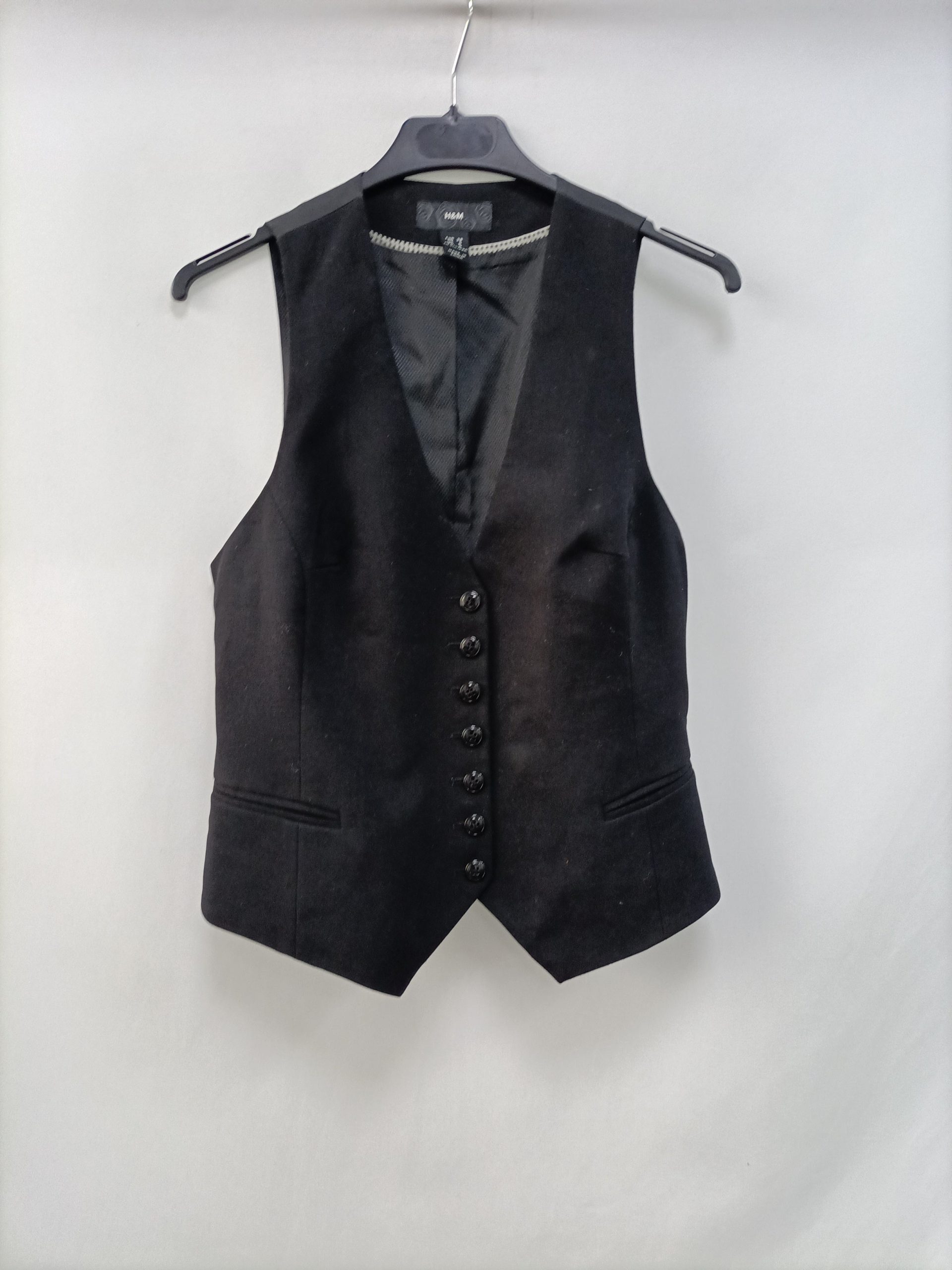 H&M. chaleco negro básico T.38