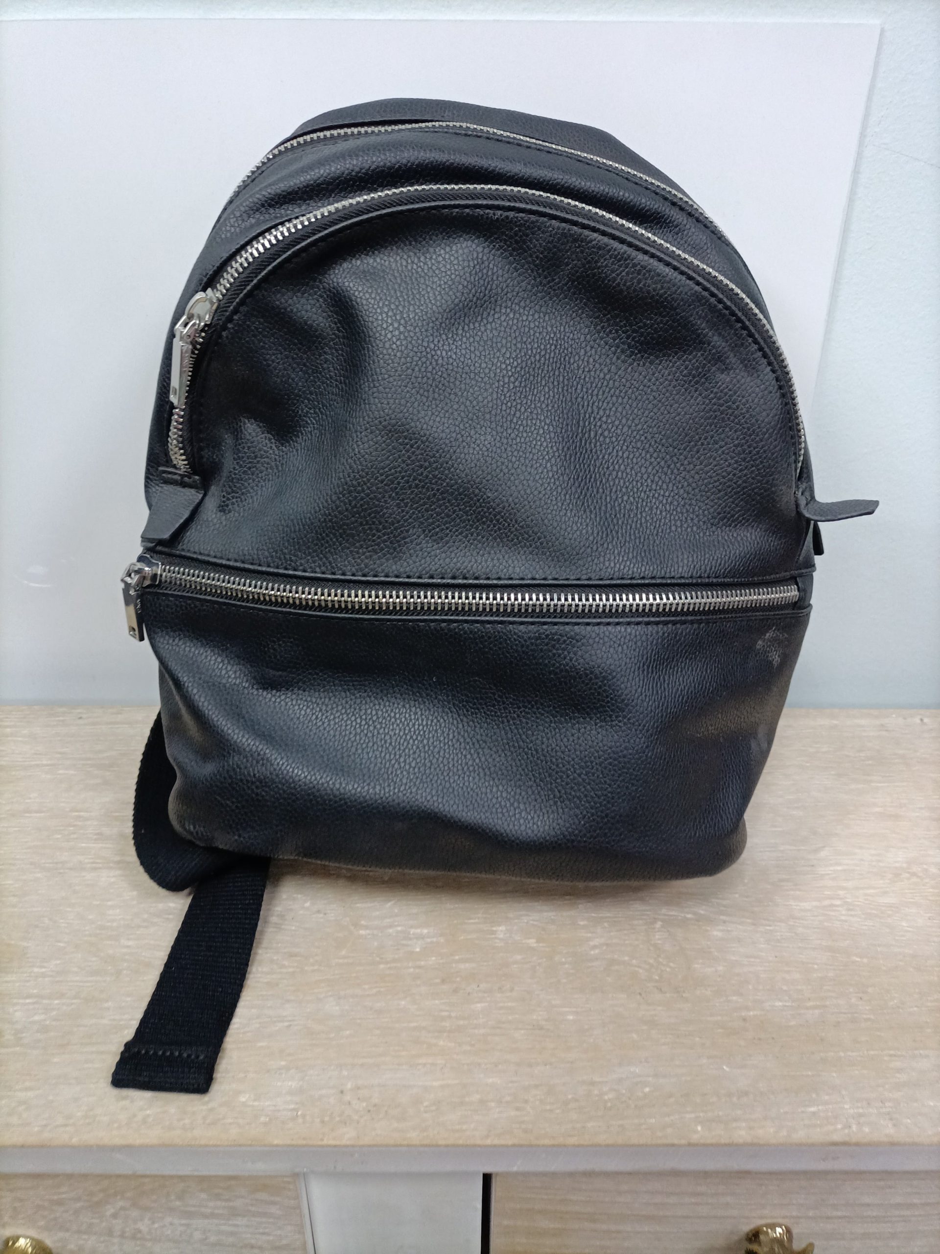 OTRAS. Mochila negra polipiel