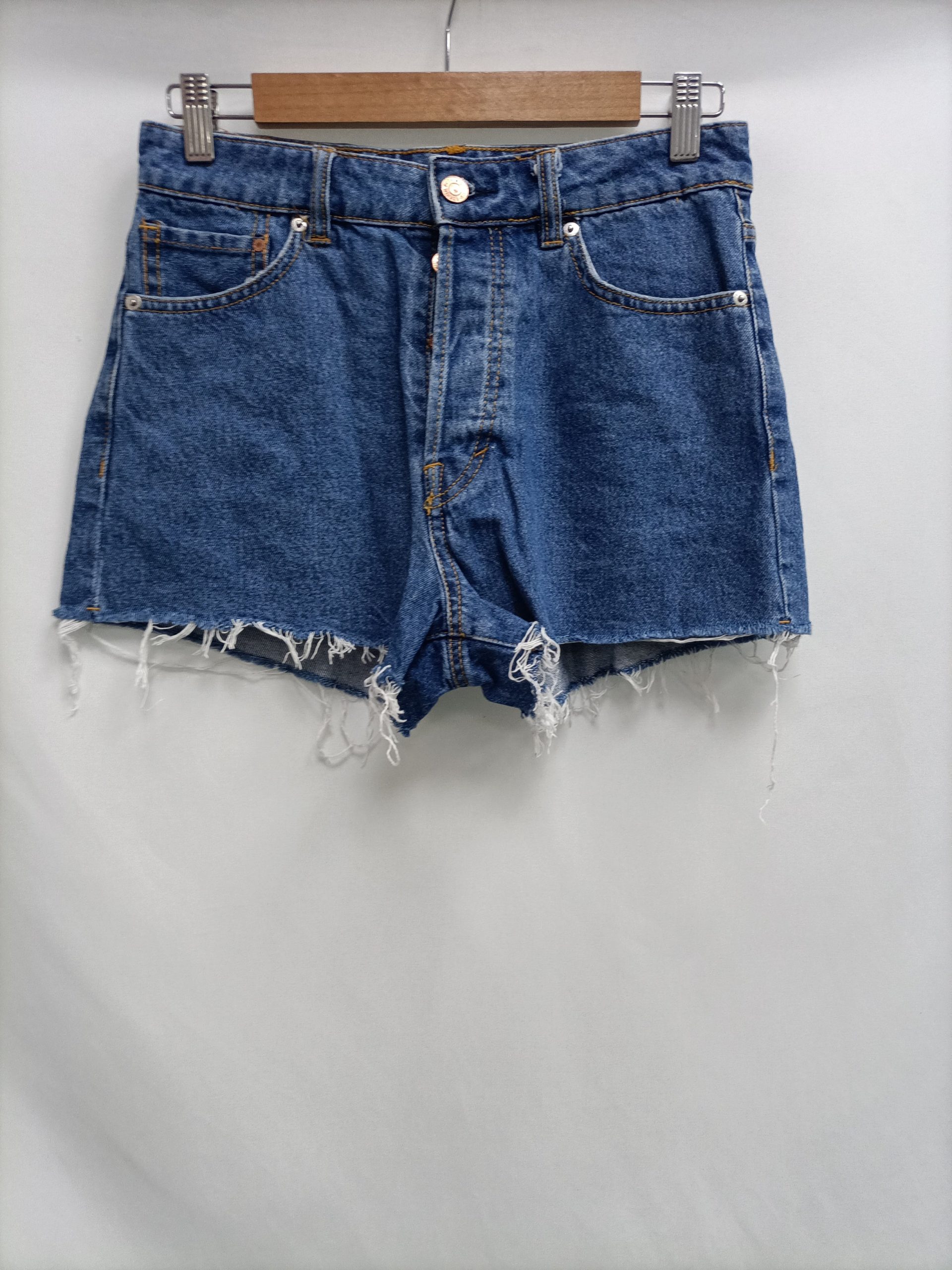H&M. Shorts vaquero botones T.36