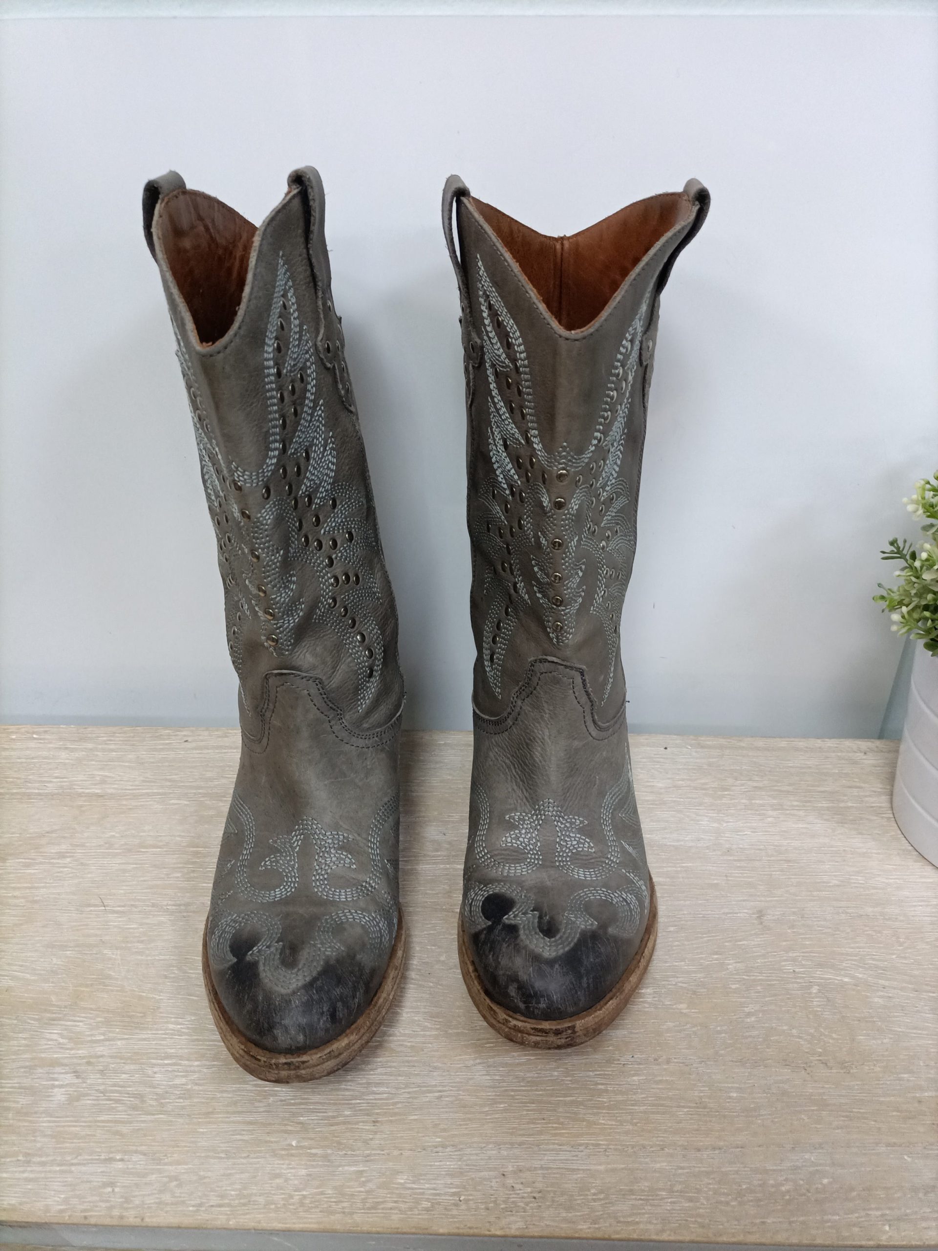 HAKEI. Botas grises tachuelas T.38 (tara)