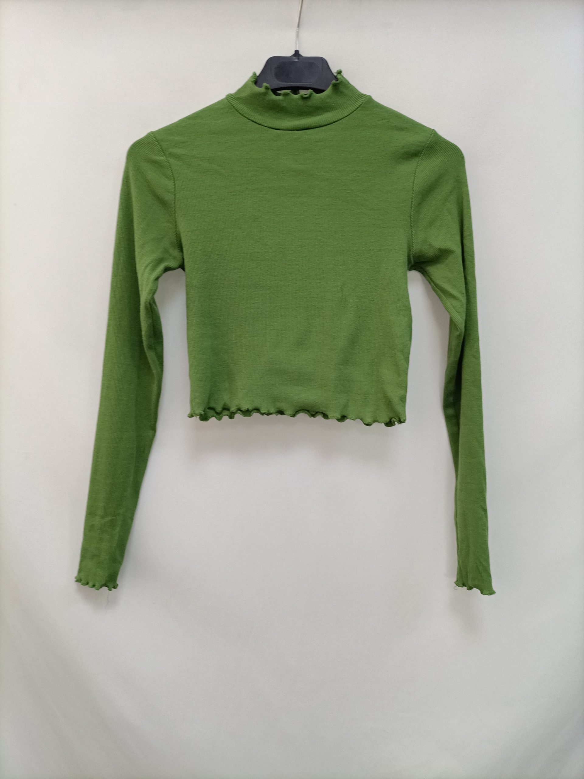 PULL&BEAR. Top canalé verde T.s