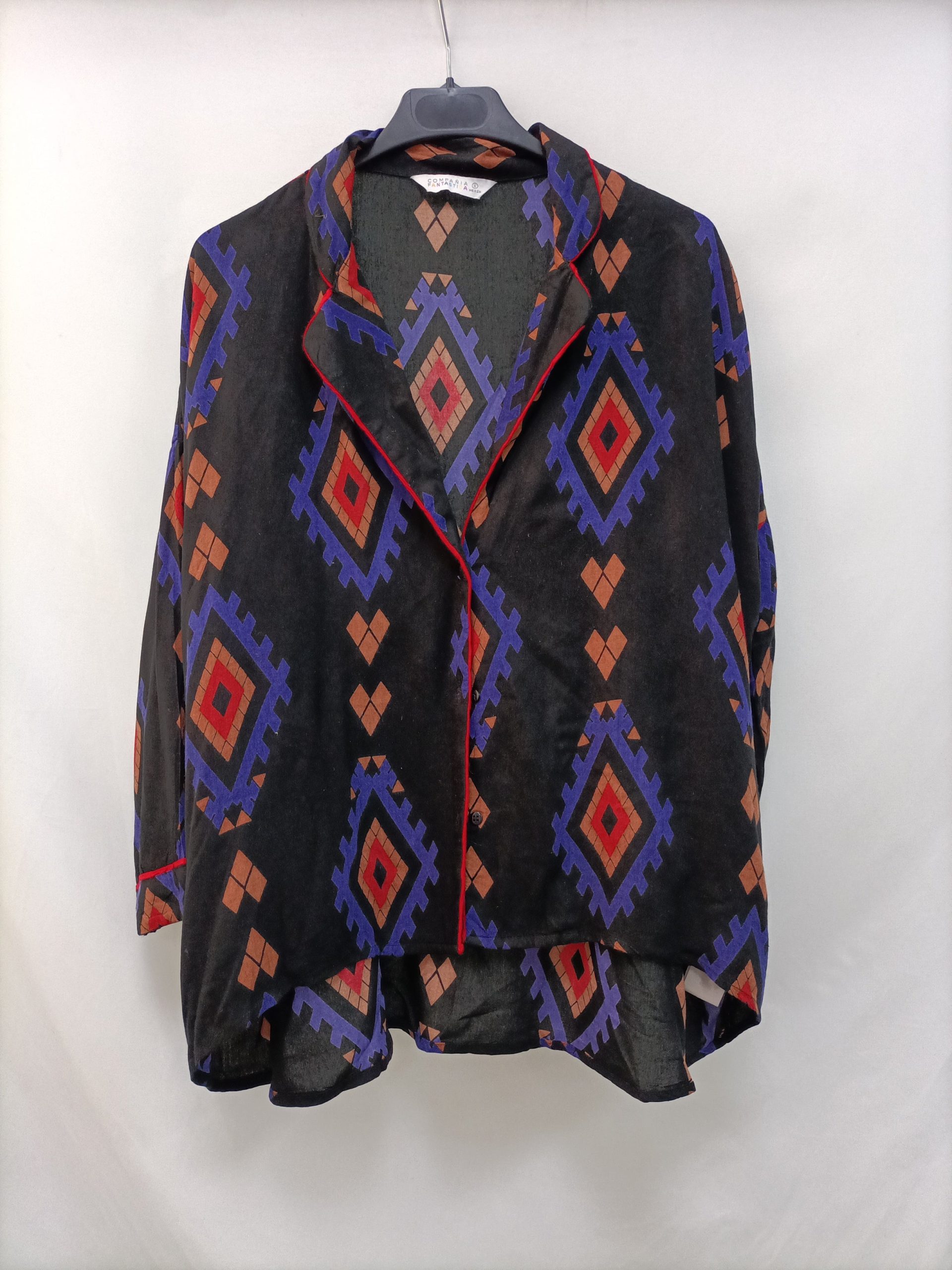 COMPAÑIA FANTASTICA. Blusa negra estampada T.s