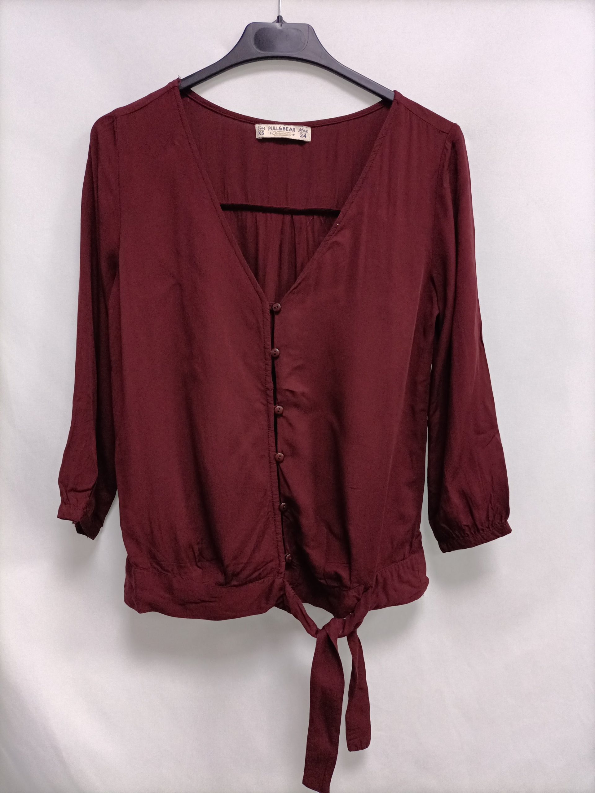 PULL&BEAR. Blusa burdeos lazada T.xs