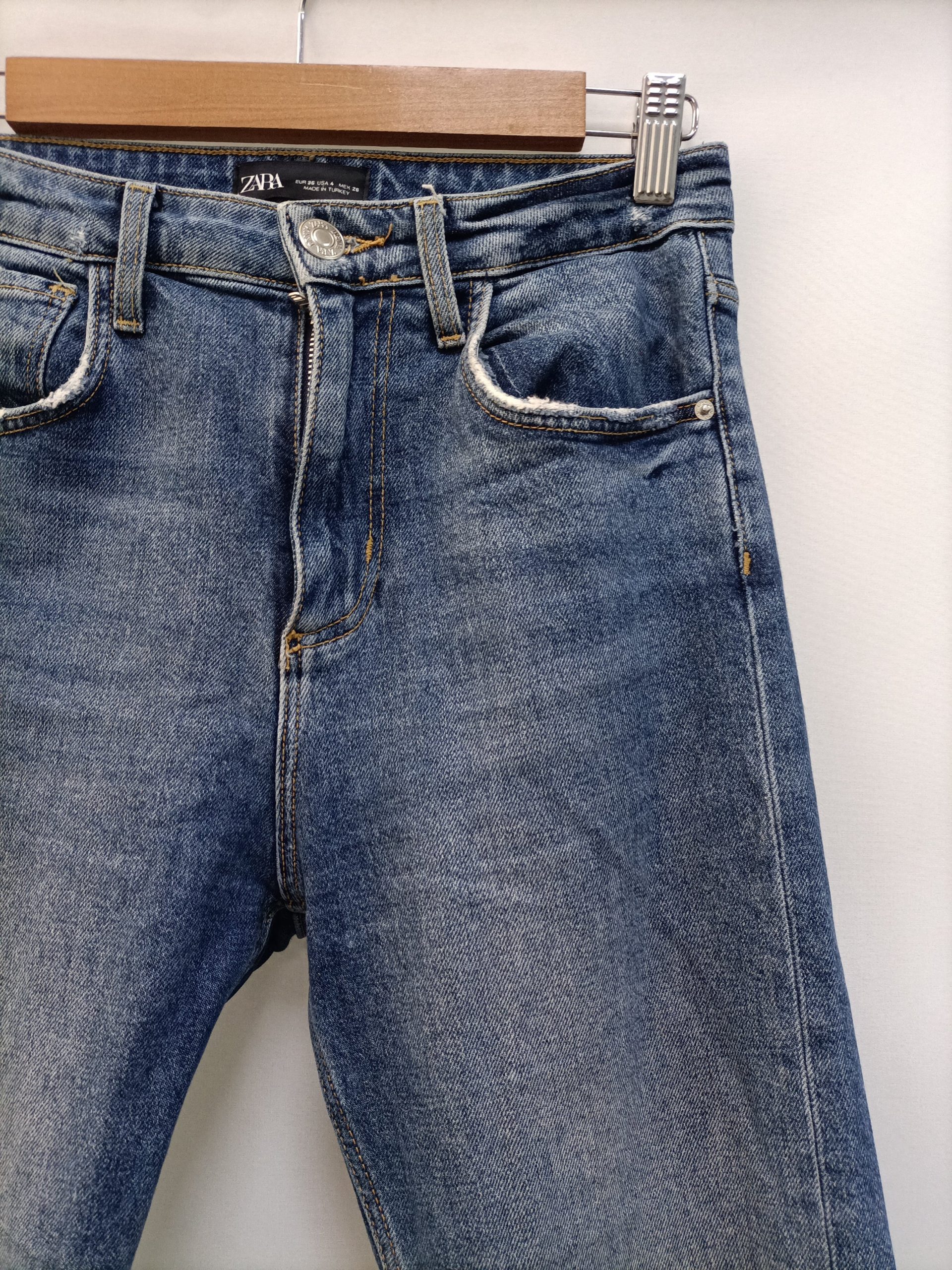 ZARA.Pantalón recto denim T.36