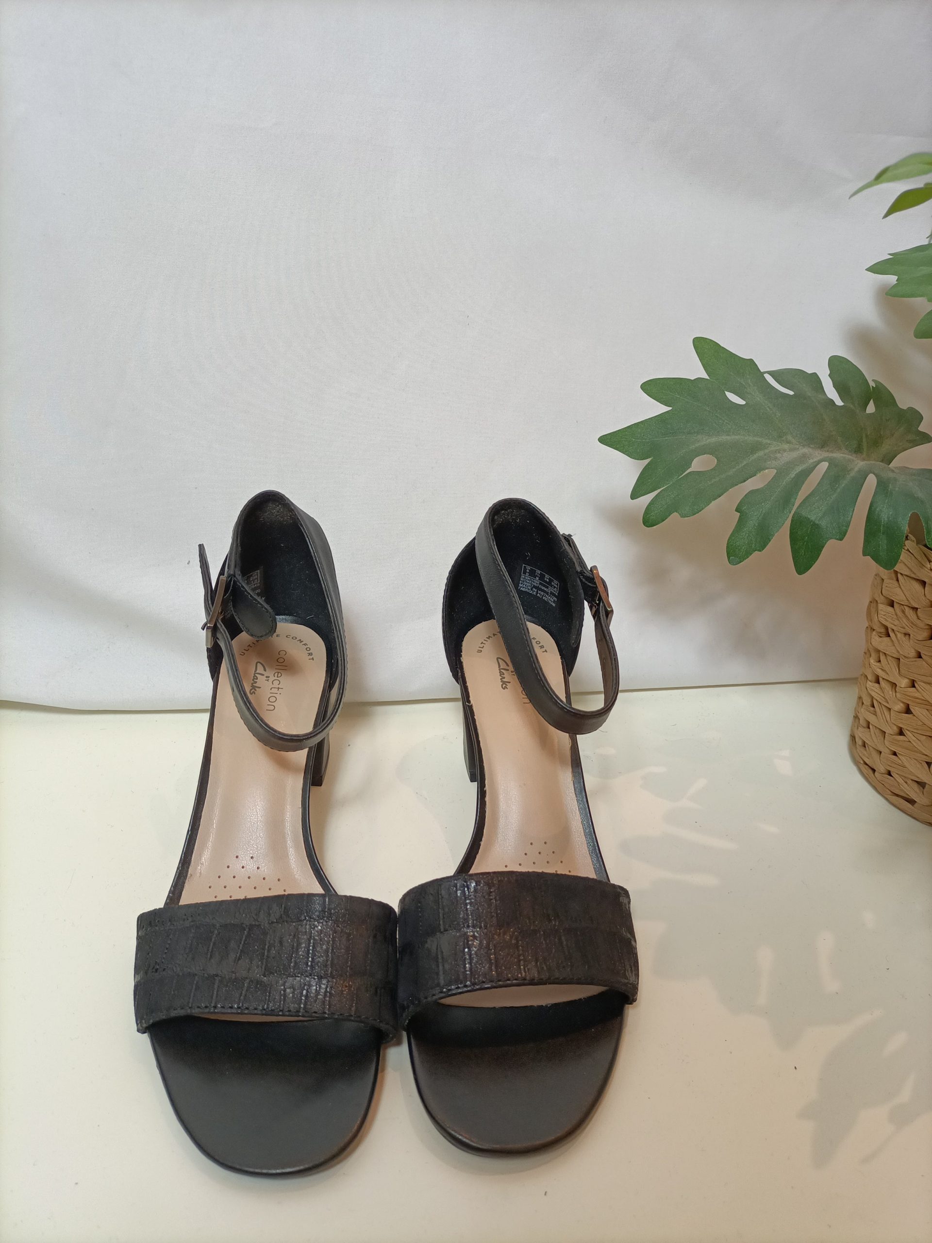 CLARKS. Sandalias negras piel T.38